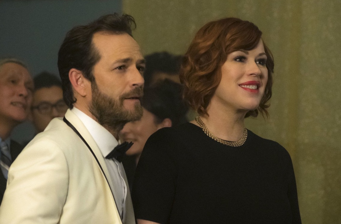 Luke Perry als Fred Andrews und Molly Ringwald als Mary Andrews