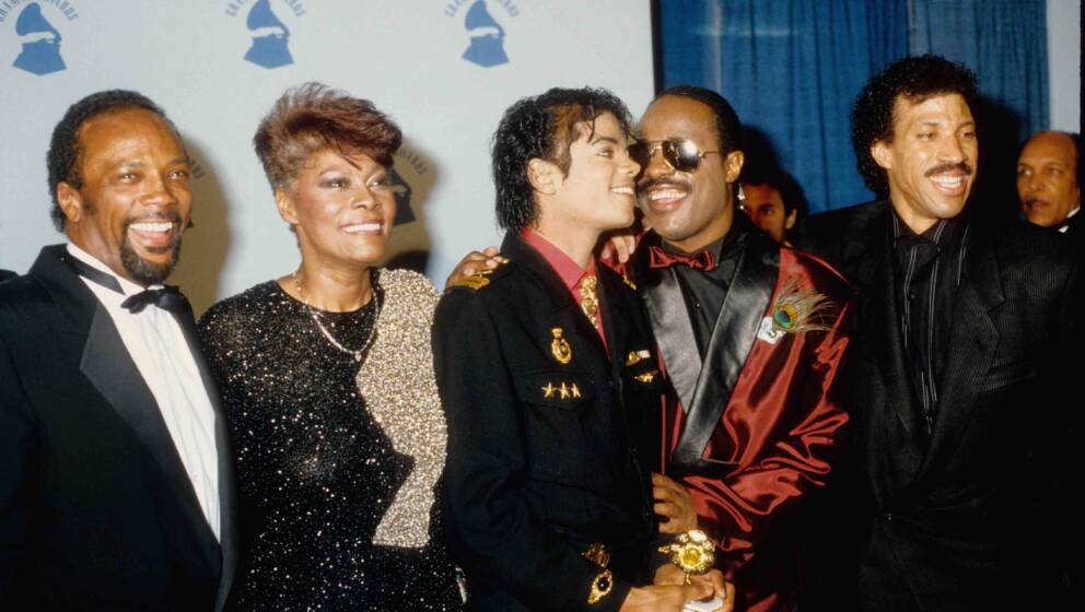 LOS ANGELES - FEBRUARY 25:  Michael Jackson and his producer Quincy Jones with Dionne Warwick, Stevie Wonder and Lionel Richi