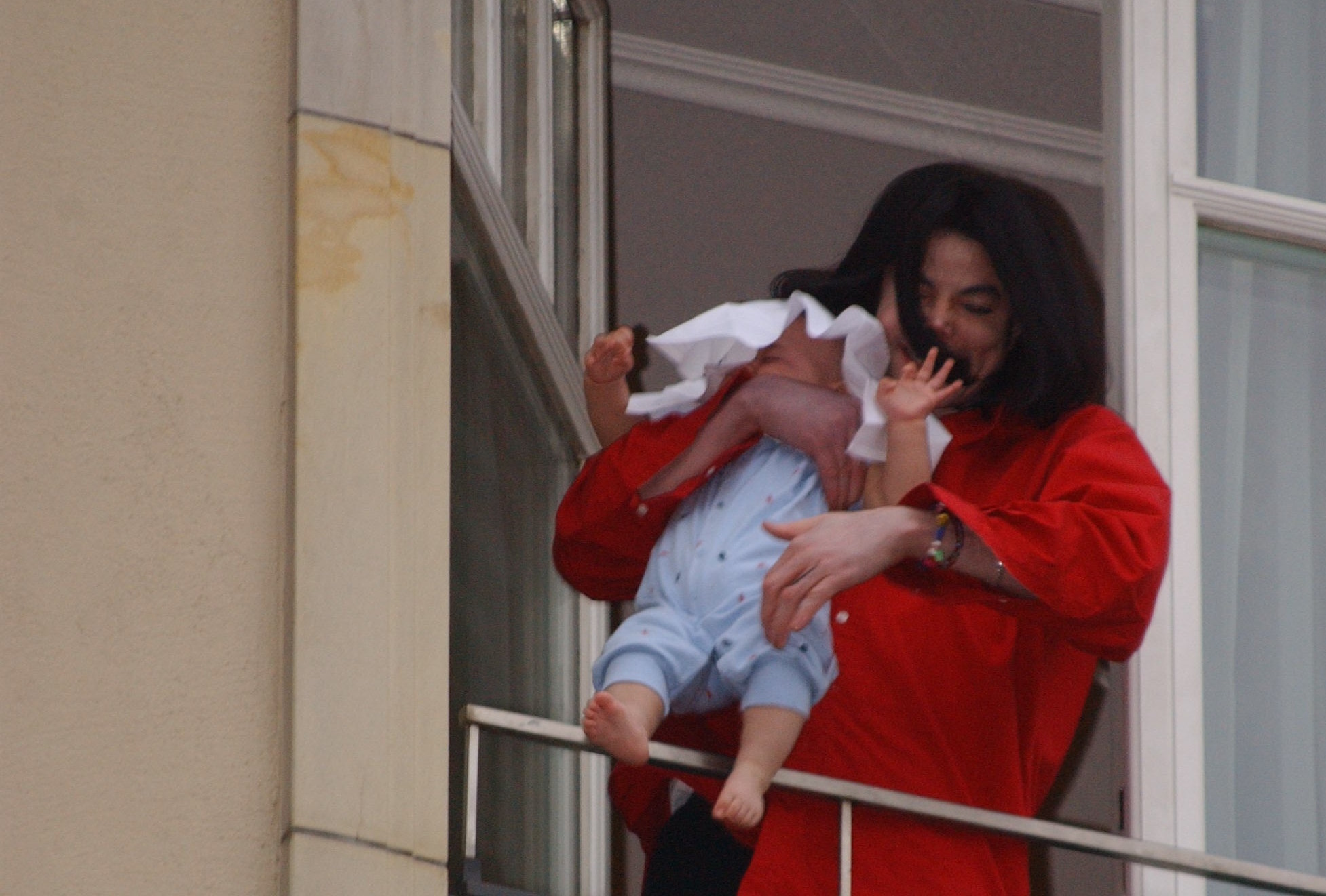 Michael Jackson hält seinen Sohn, Prince Michael II (Blanket) über einen Balkon des Adlon-Hotels in Berlin