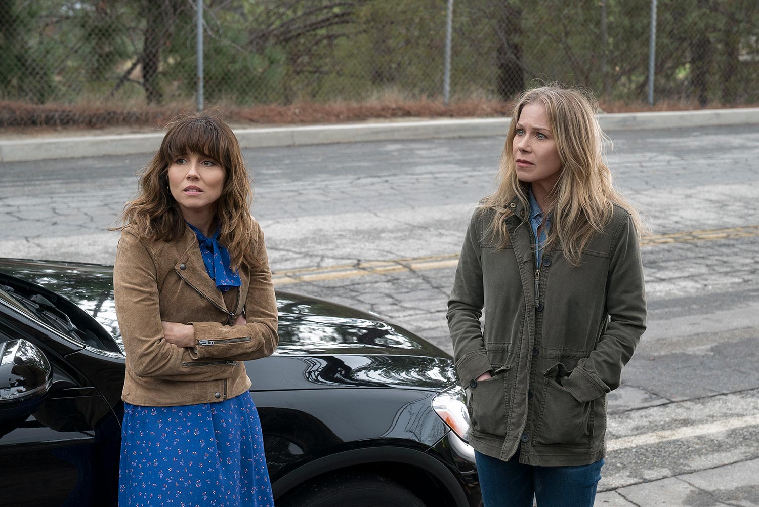 Linda Cardellini (l) und Christina Applegate in „Dead To Me“