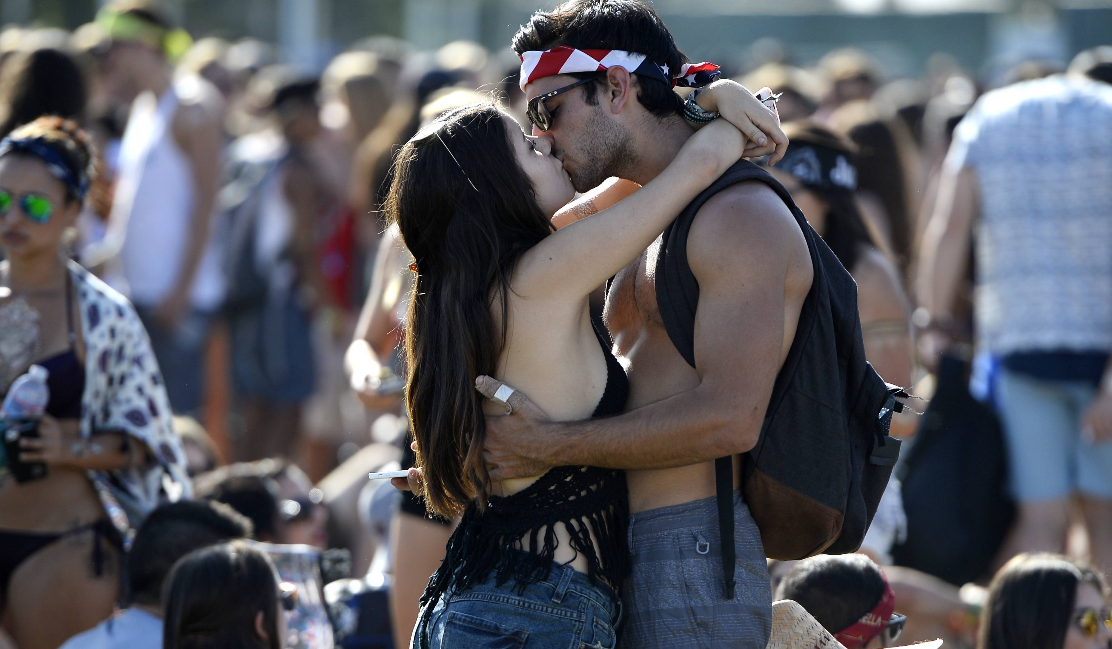 Just a kiss: Festival-Fans kommen sich näher