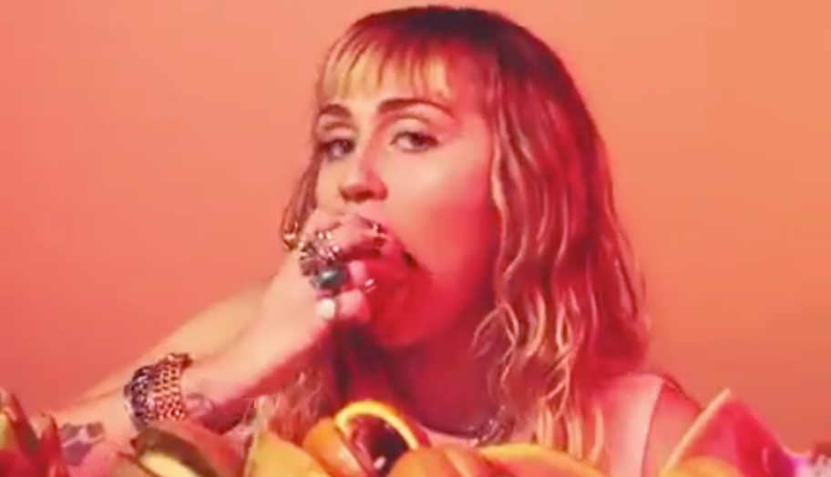 Miley Cyrus hat Spaß mit Obst