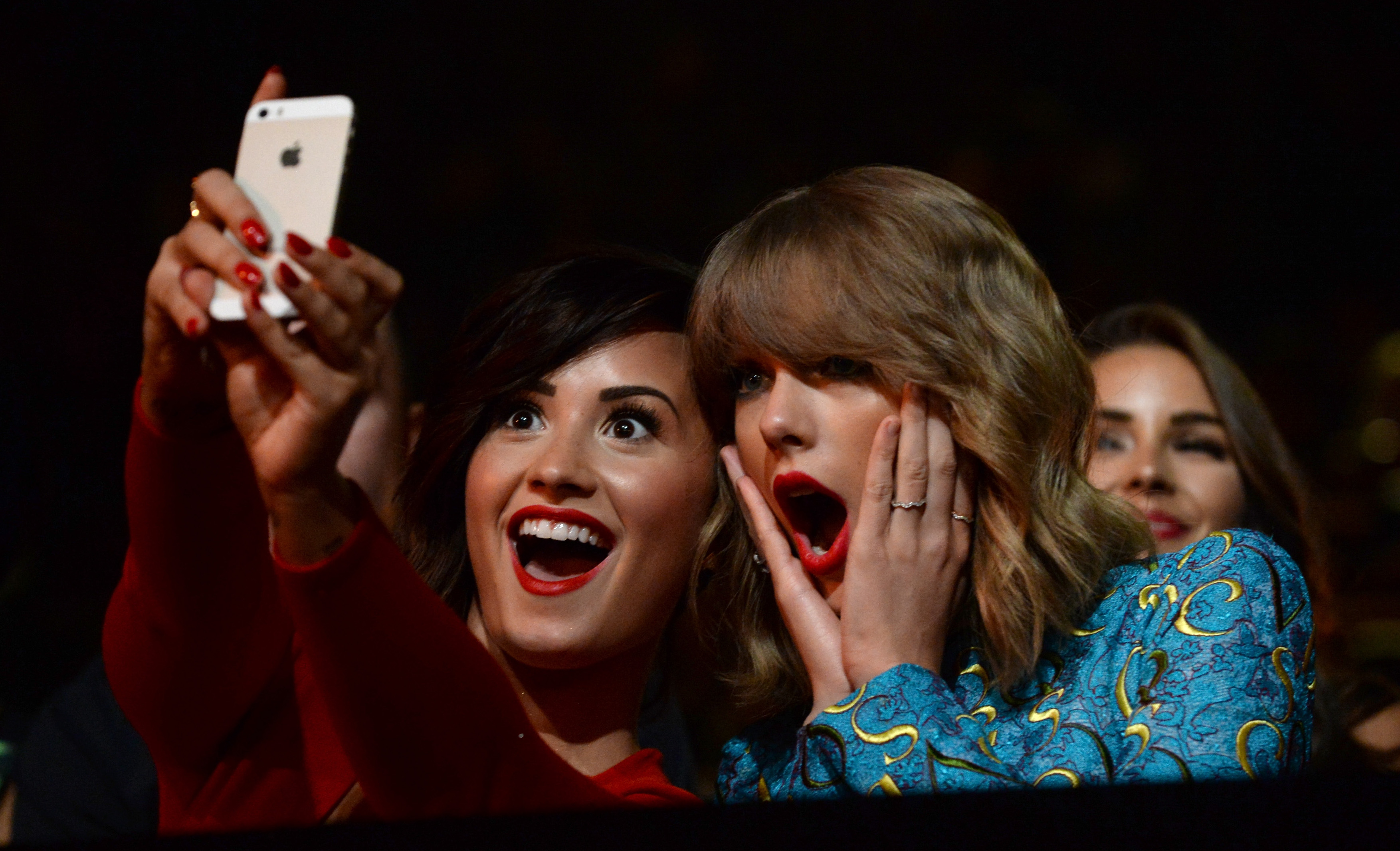 Taylor Swift und Demi Levato posieren für ein Instagram-Selfie