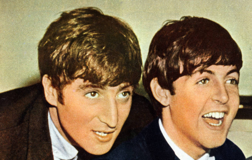 Paul McCartney und John Lennon lachen im Tonstudio
