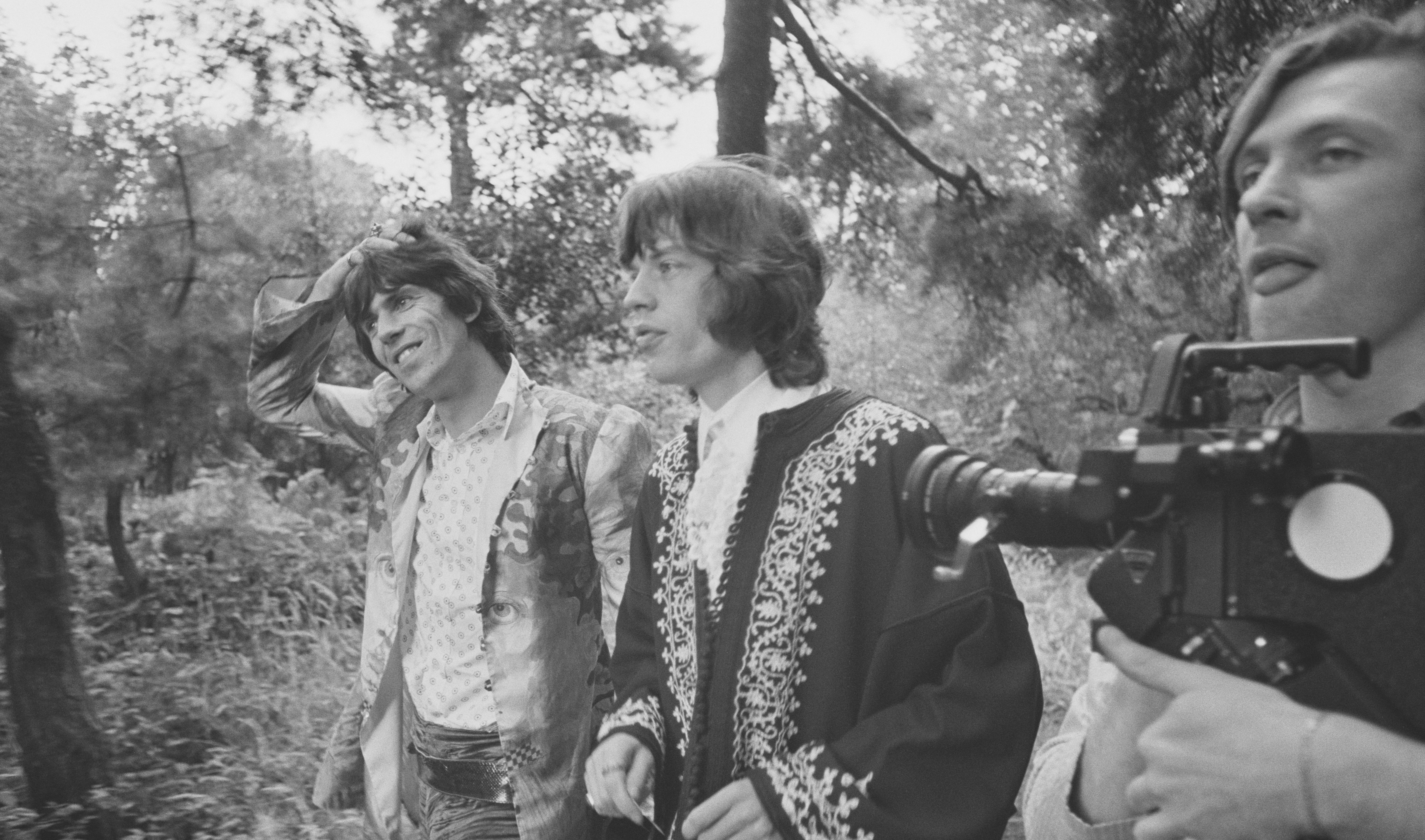 Keith Richards (links) und Mick Jagger mit Regisseur Peter Whitehead (1937-2019)
