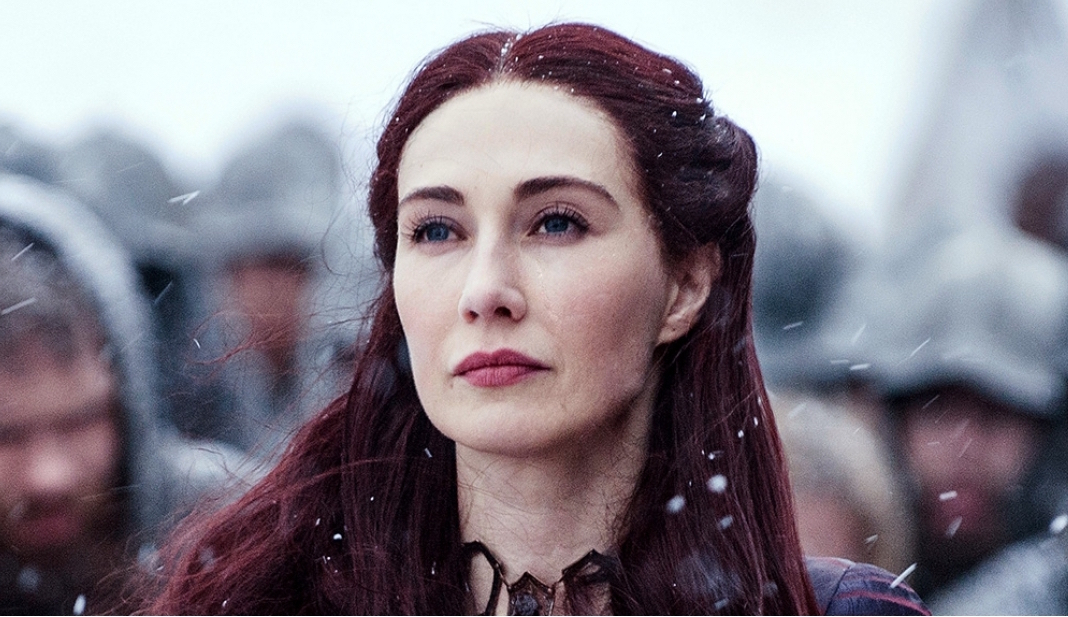 Carice van Houten als Priesterin Melisandre.
