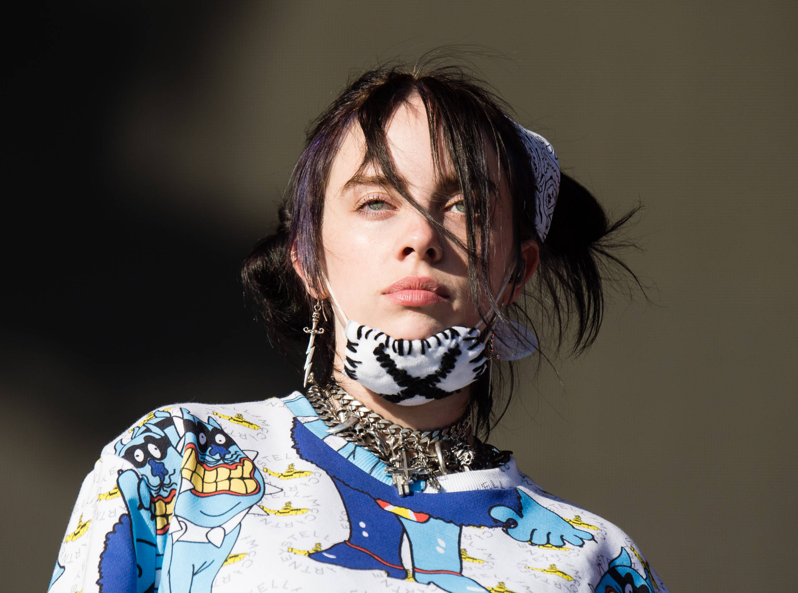 Billie Eilish's blue hair and outfit at the 2019 Glastonbury Festival - wide 3