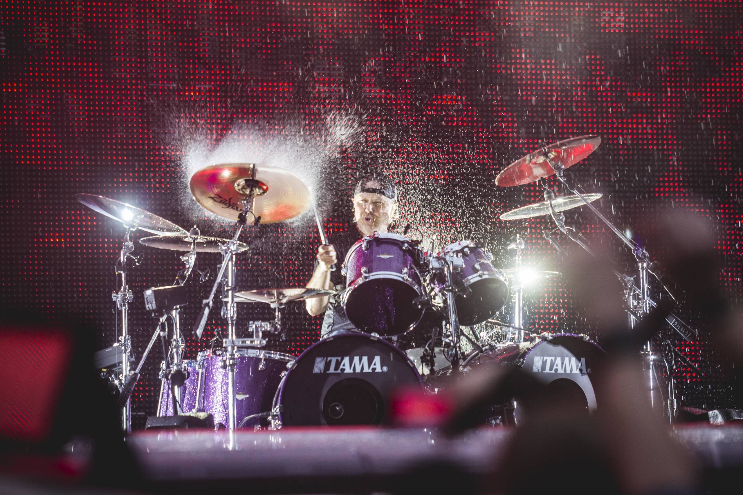 Lars Ulrich am Schlagzeug.