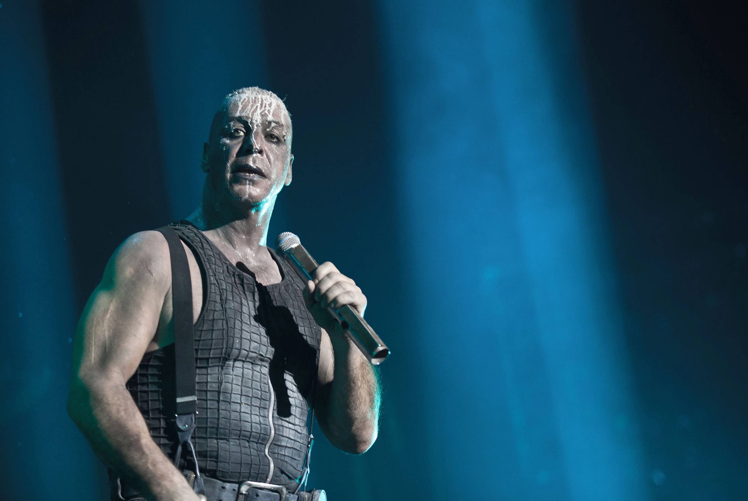 Till Lindemann reagiert auf Spendenkritik: „Schämt euch“ — Musik Rolling  Stone