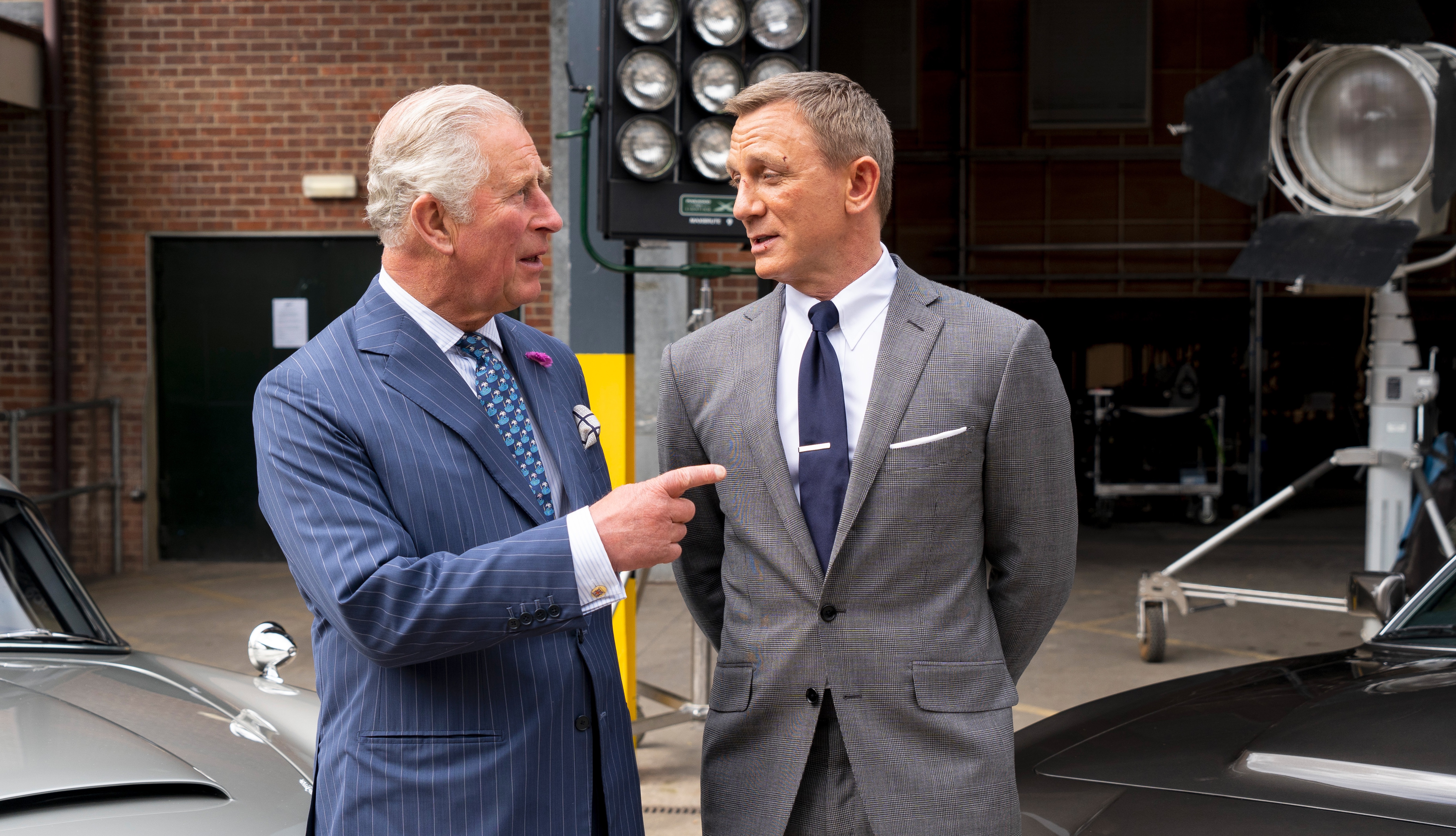 Prince Charles und Daniel Craig am Set des neuen James-Bond-Films