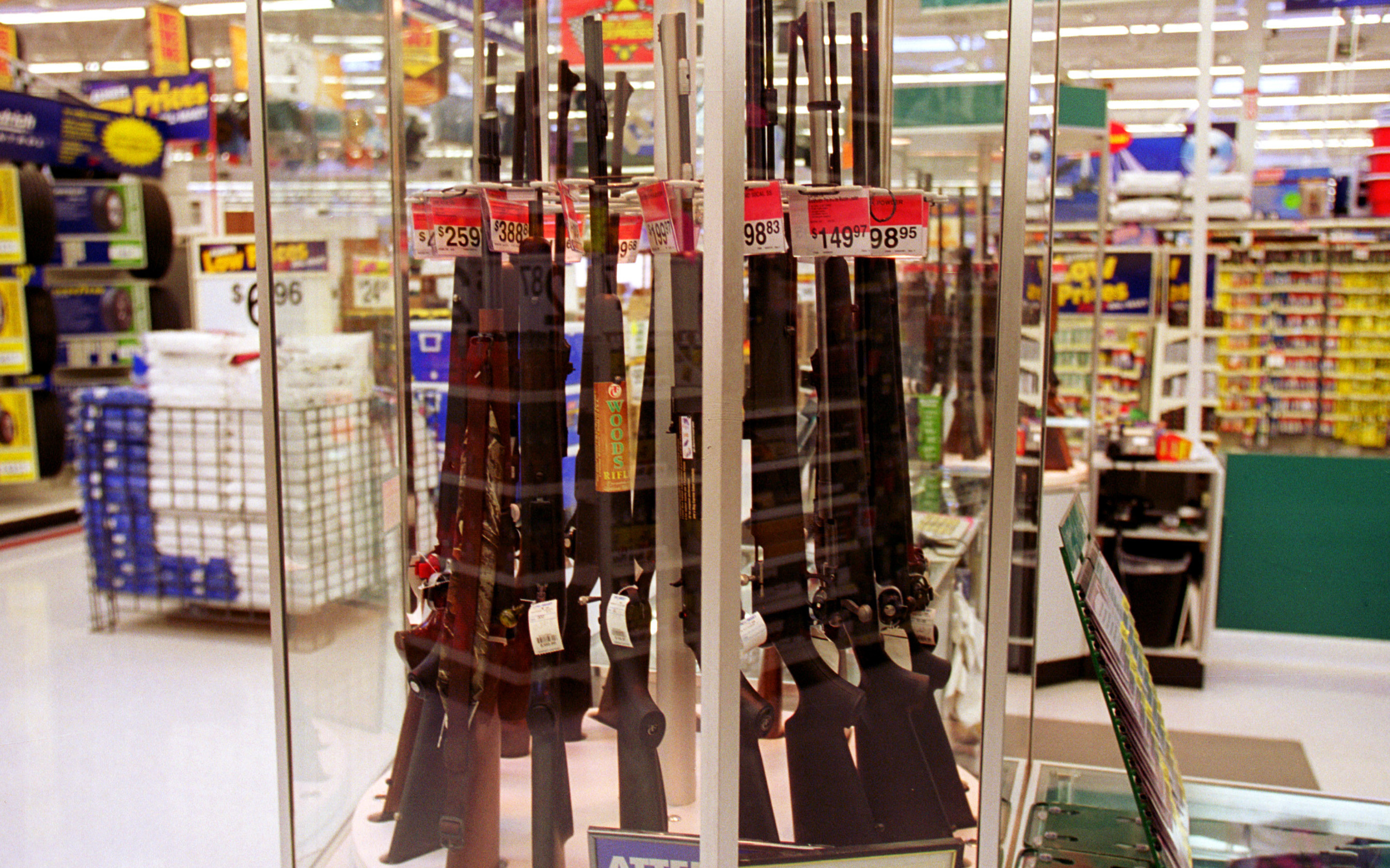 Waffen-Angebot in einem amerikanischen Walmart