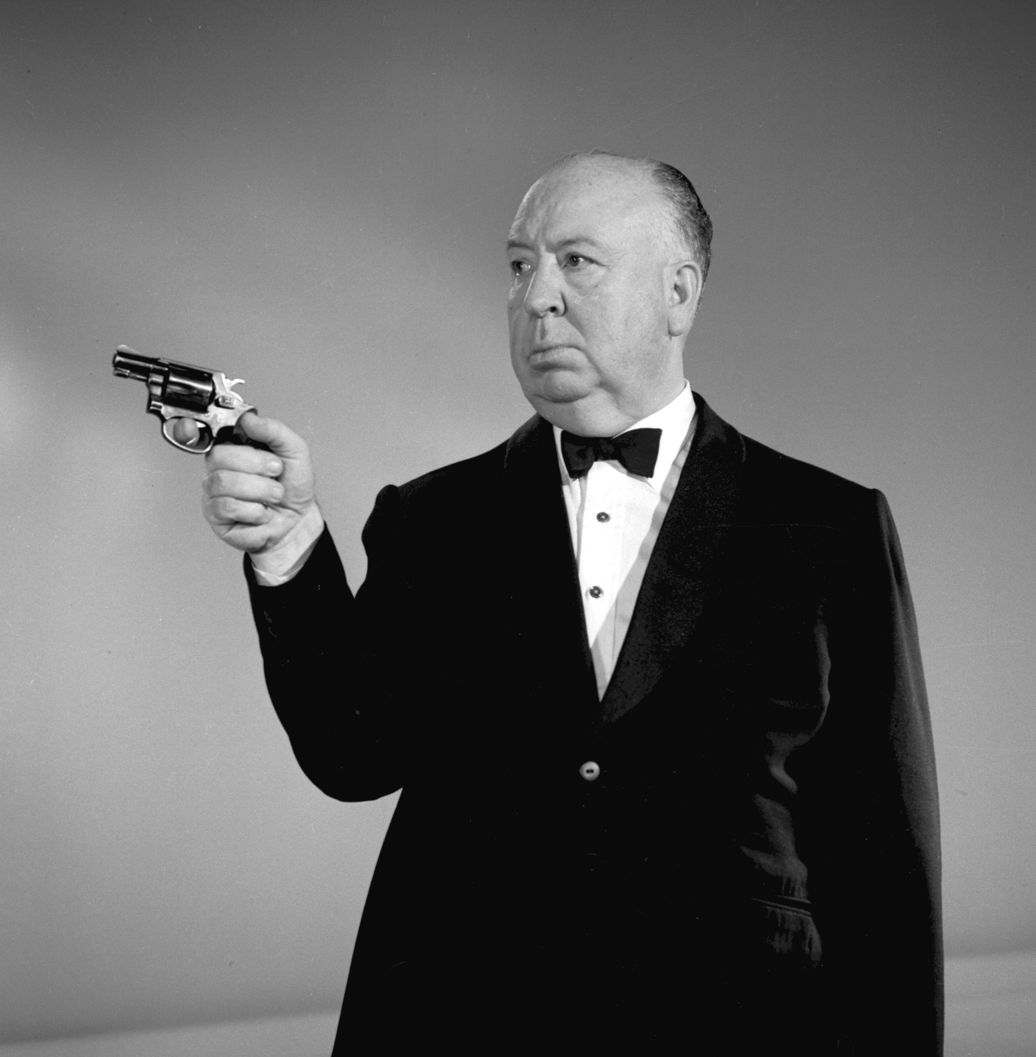 Alfred Hitchcock mit Waffe