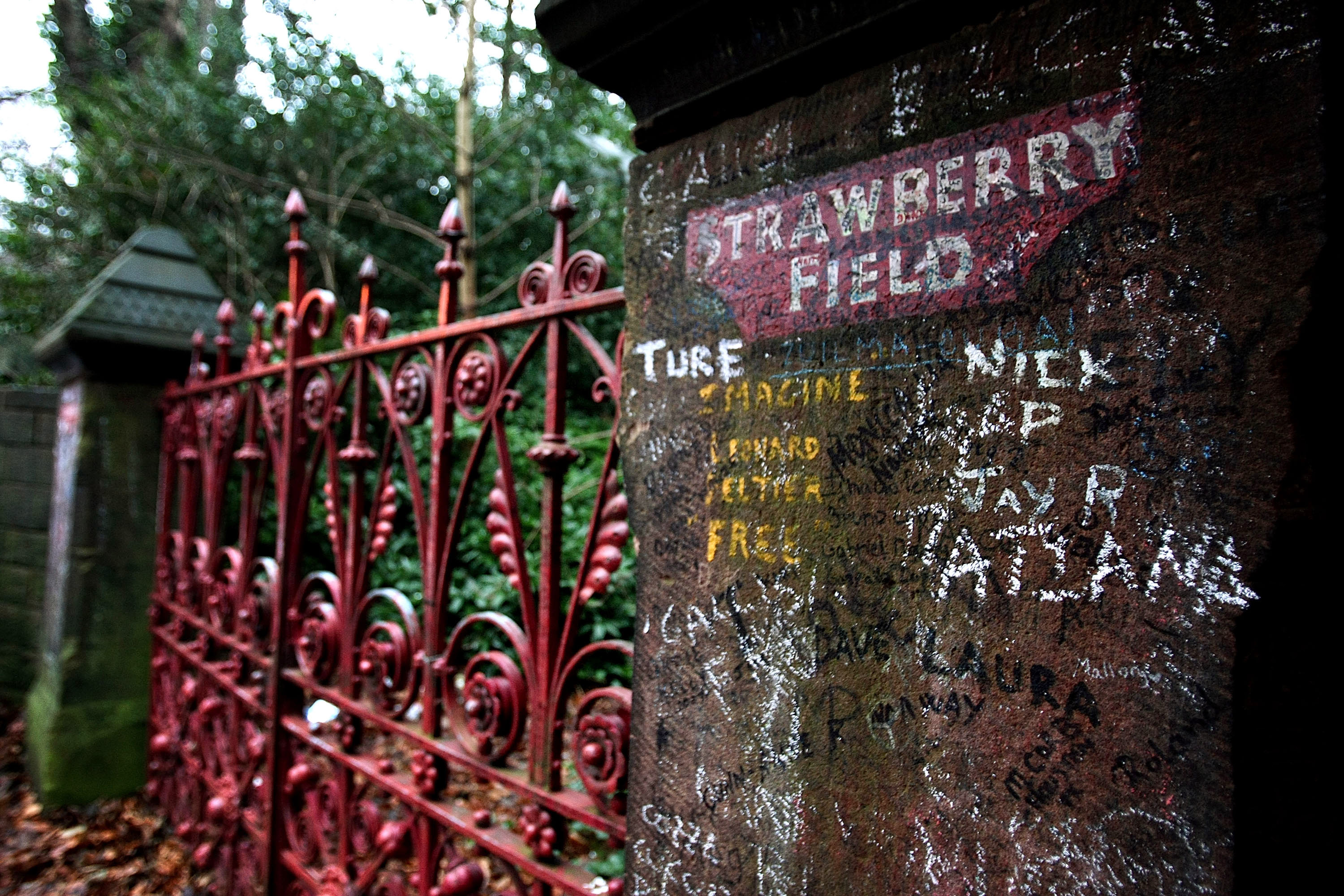 Das rote Tor der Strawberry Fields wurde 2011 durch eine Nachbildung ersetzt und ab dem 14. September 2019 steht es endlich offen für Beatles-Fans