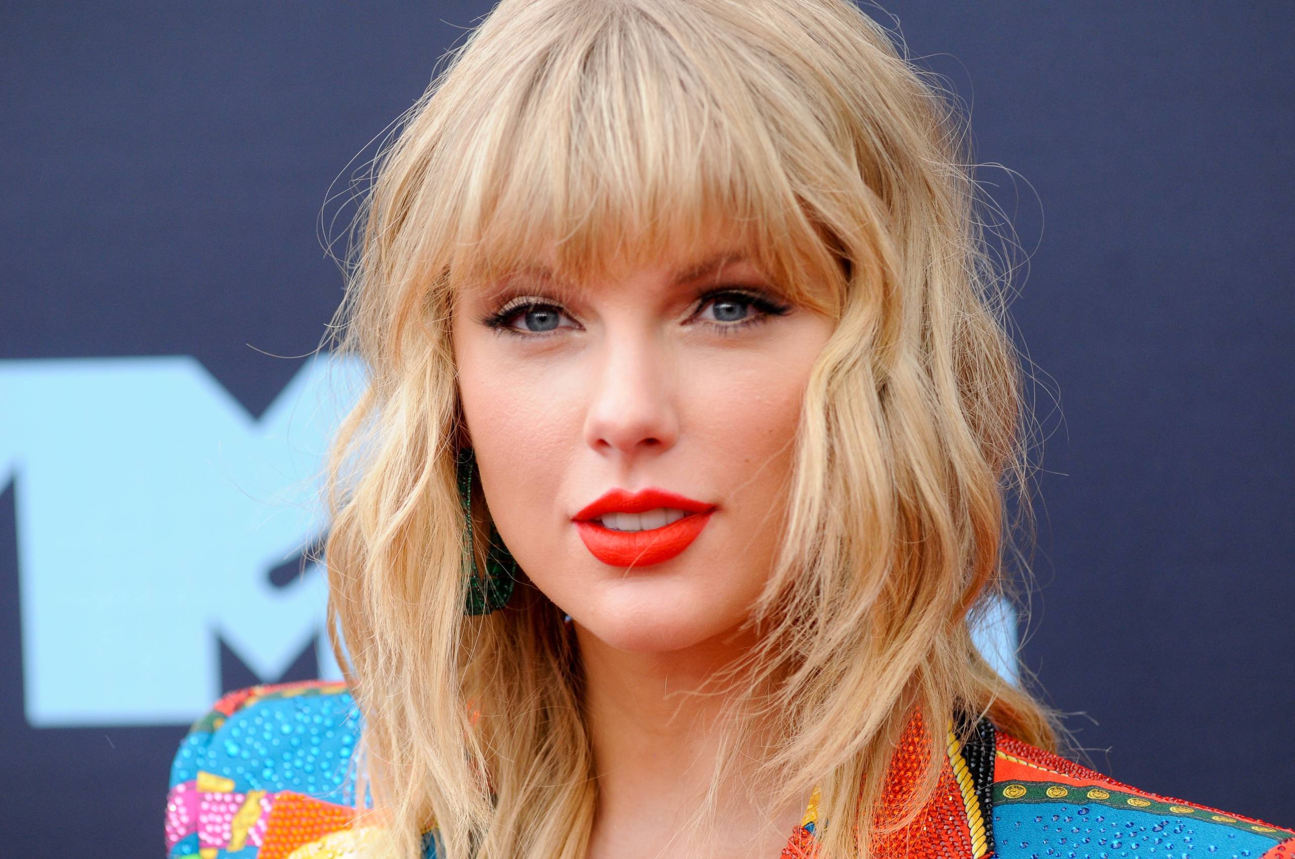 Taylor Swift stand wegen eines geplanten Auftritts bei einem Pferderennen in der Kritik ihrer Fans – nun hat sie die Show abgesagt.