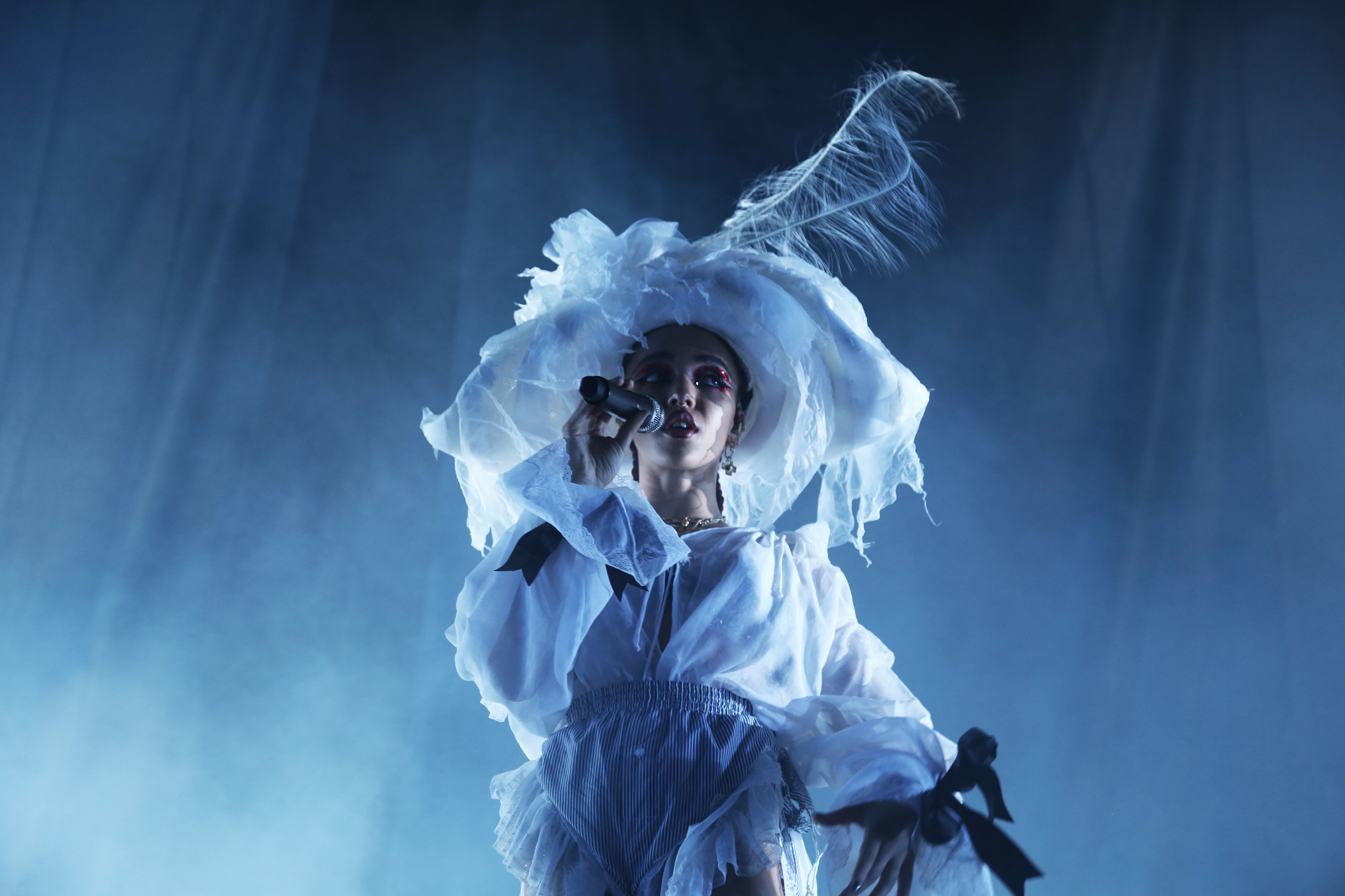 FKA Twigs beendet atemberaubende Coachella-Performance mit Tränen in den Augen