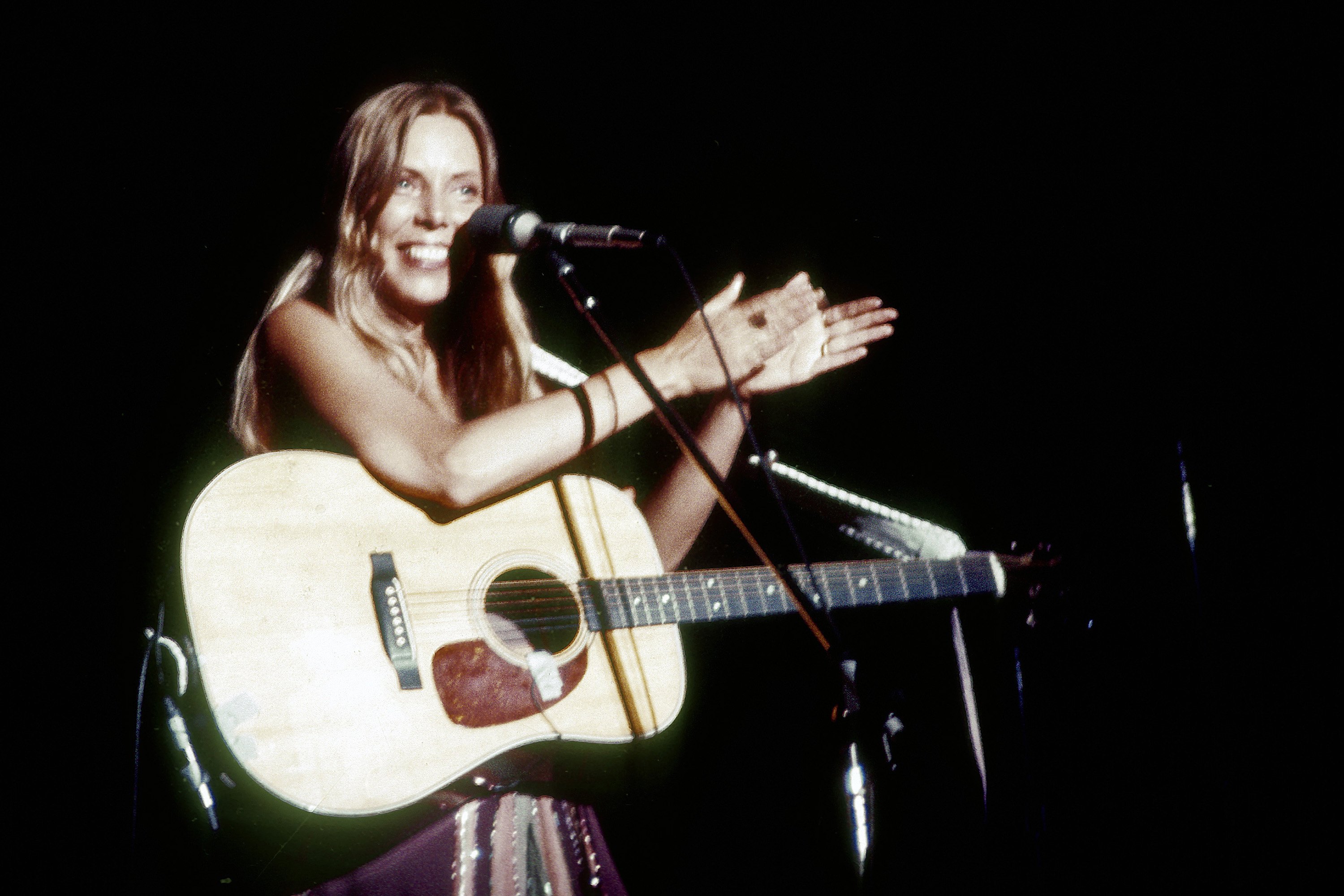 Joni Mitchell bei einem Konzert 1974