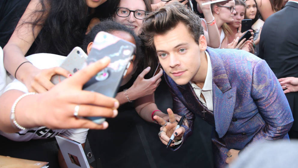 SYDNEY, AUSTRALIA - NOVEMBER 28:  Harry Styles greets fanson the red carpet ahead of the 31st Annual ARIA Awards 2017 at The 
