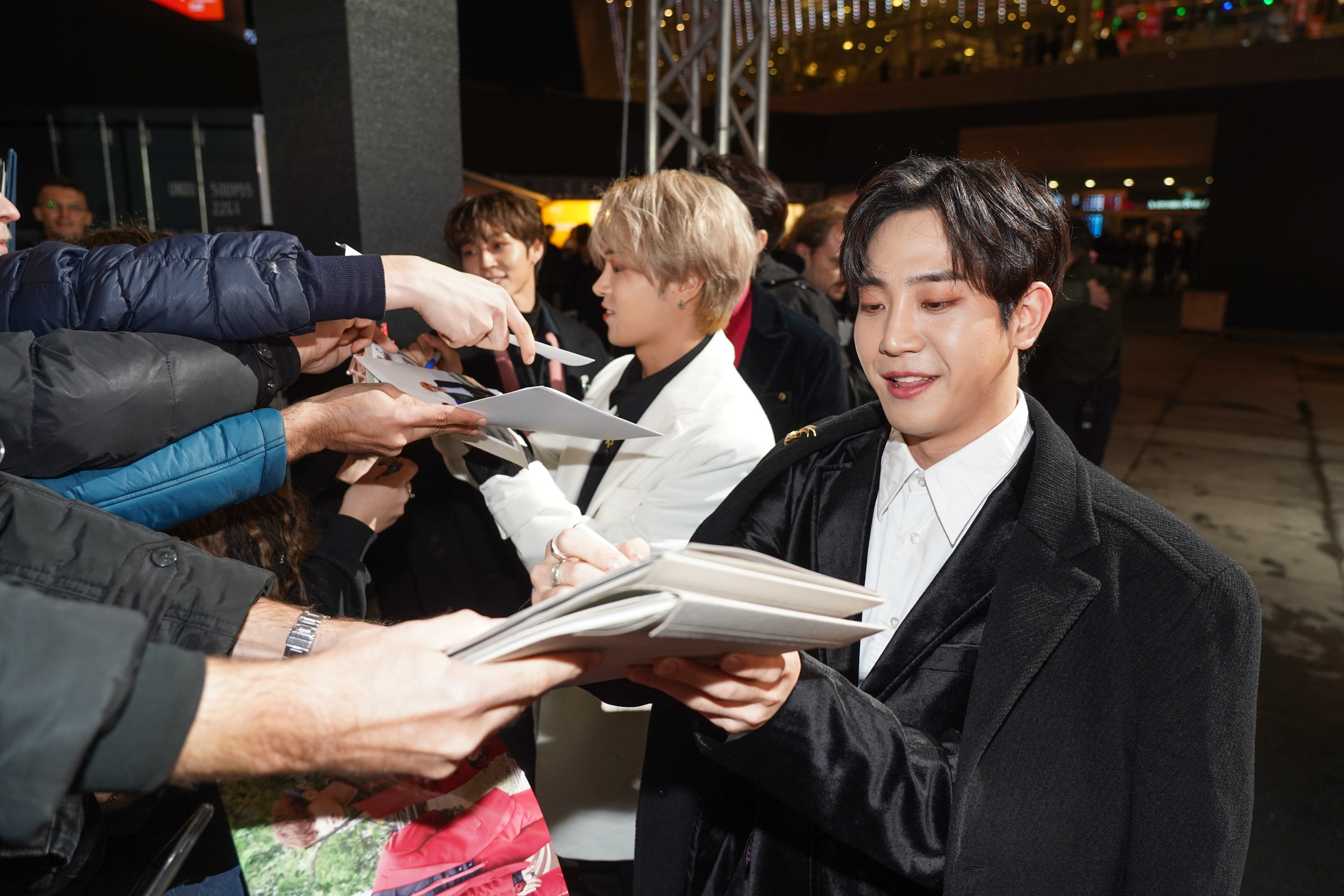 K-Pop-Band The Rose
Credit: M. Nass
IMA - International Music Award in der Verti Music Hall in Berlin am 22.11.2019