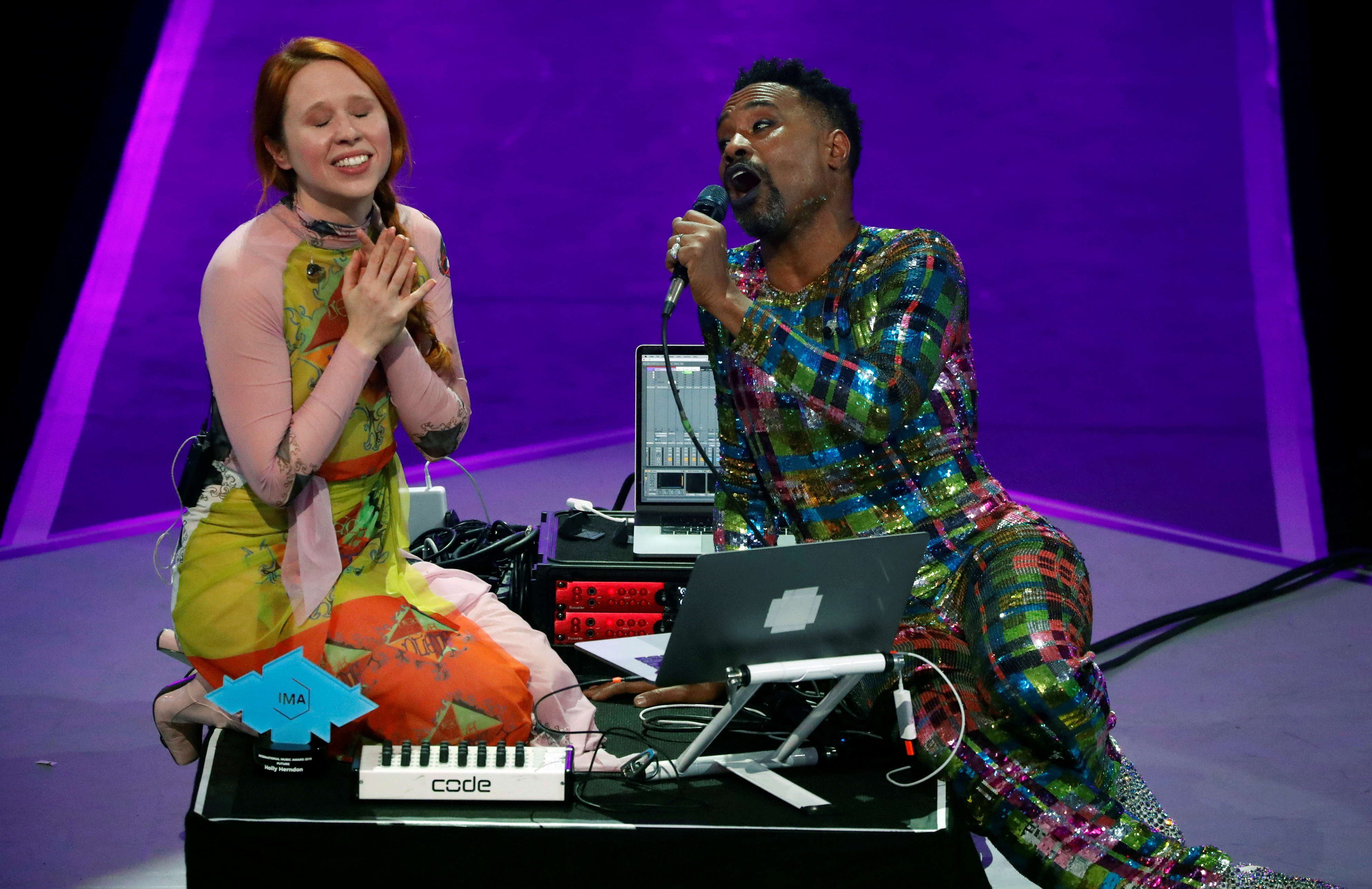 Sängerin Holly Herndon erklärt IMA-Moderator Billy Porter, wie sie mit KI neue Musik gestaltet