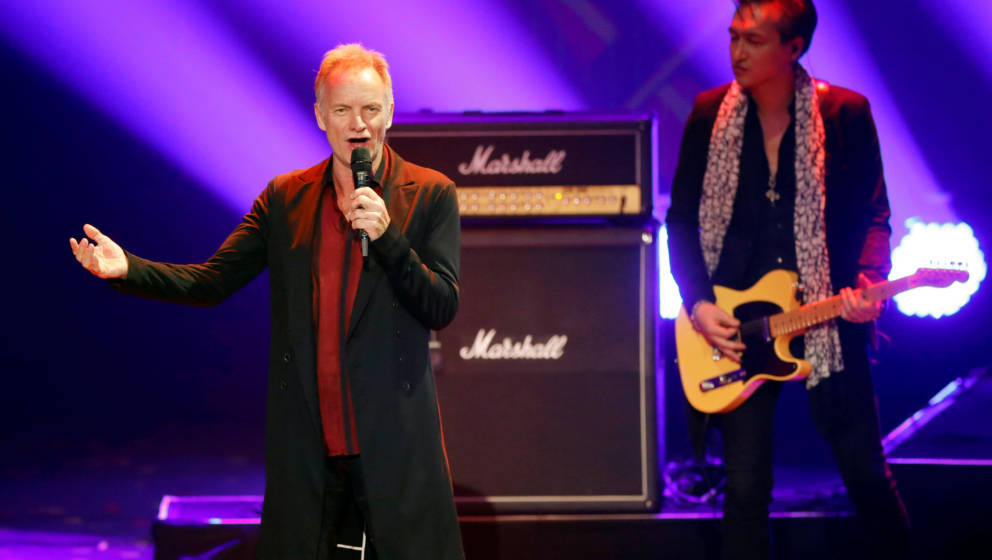 Sting singt zwei seiner größten Hits