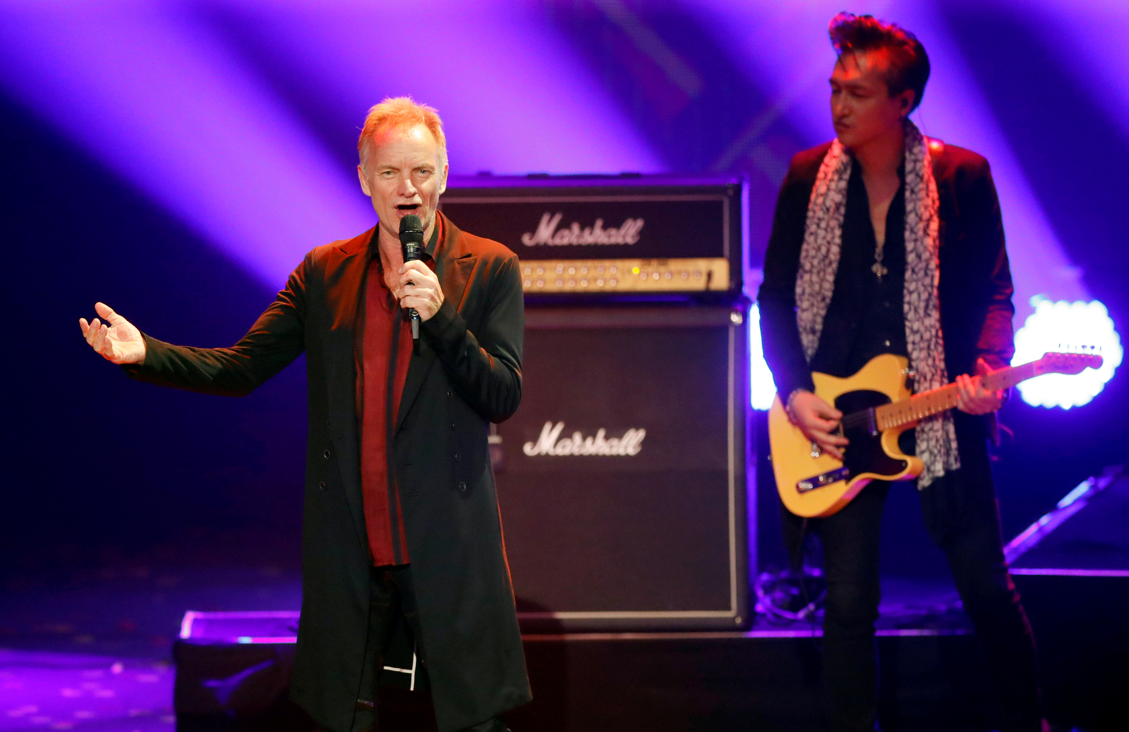 Sting singt zwei seiner größten Hits