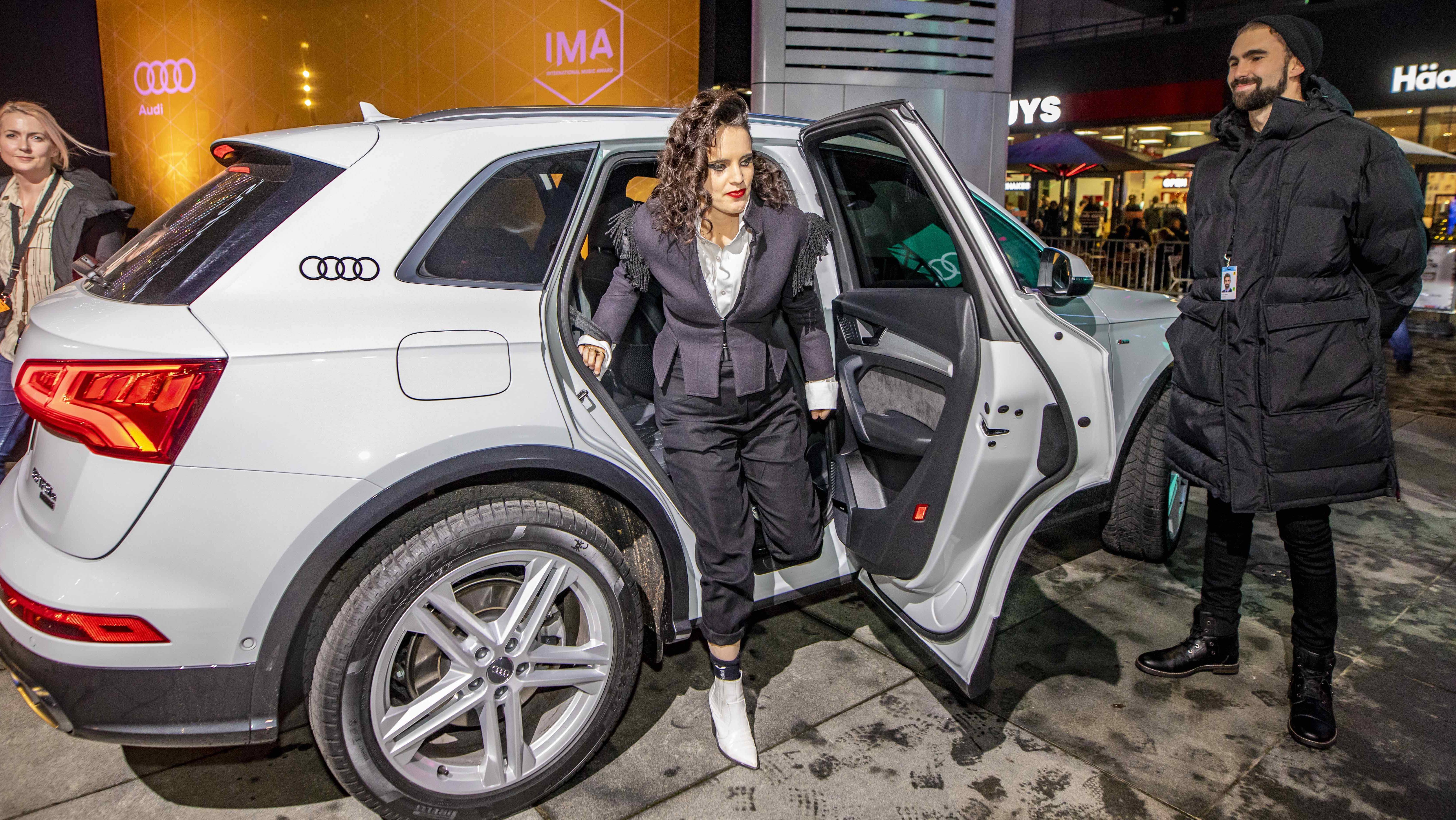 Gitarristin, Sängerin und Komponistin Anna Calvi bekam in der Show den International Music Award in der Kategorie "Sound".