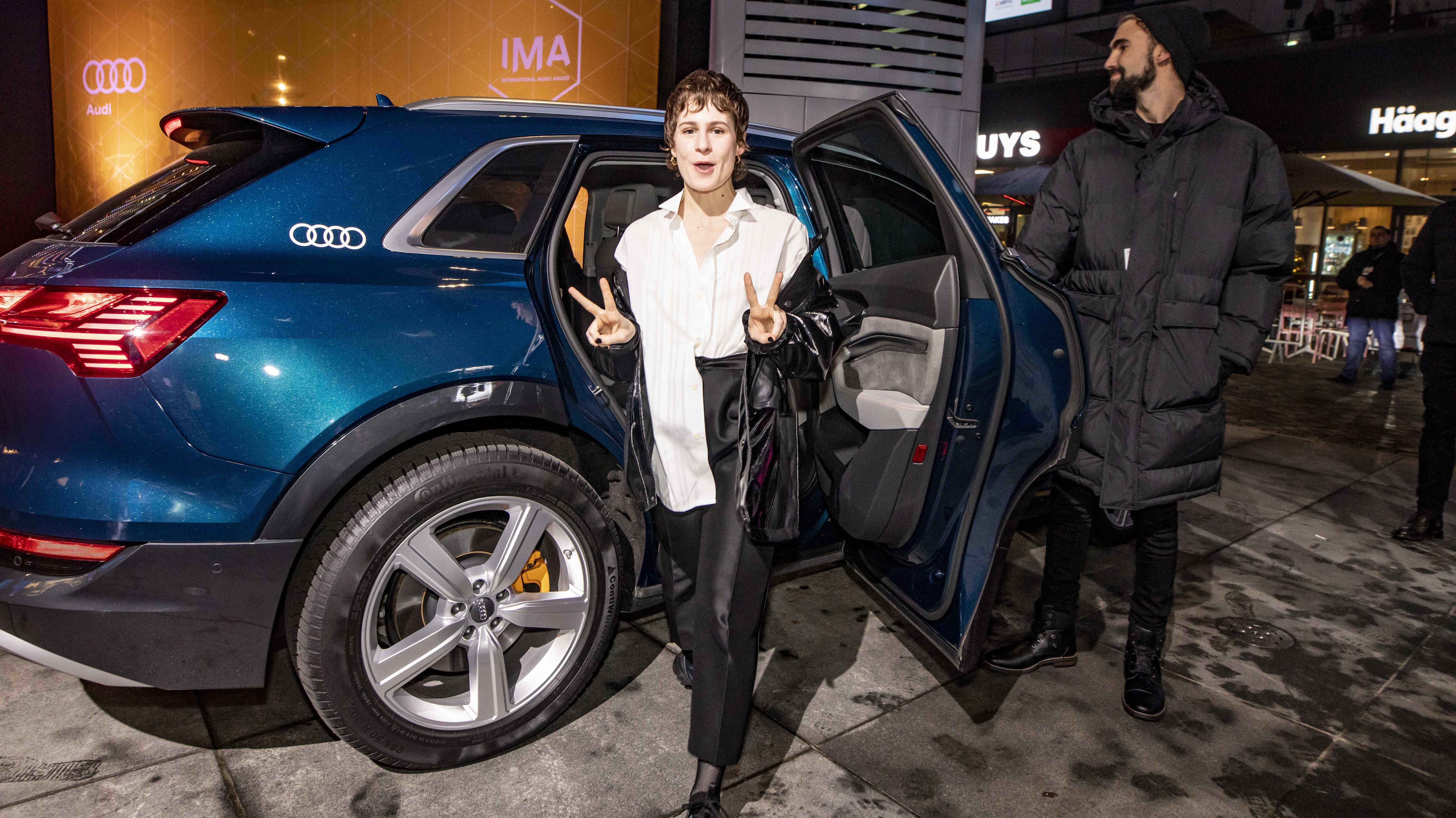 Héloïse Letissier alias Christine and the Queens – sie übergab wenig später den IMA für die Kategorie "Sound" an Anna Calvi.