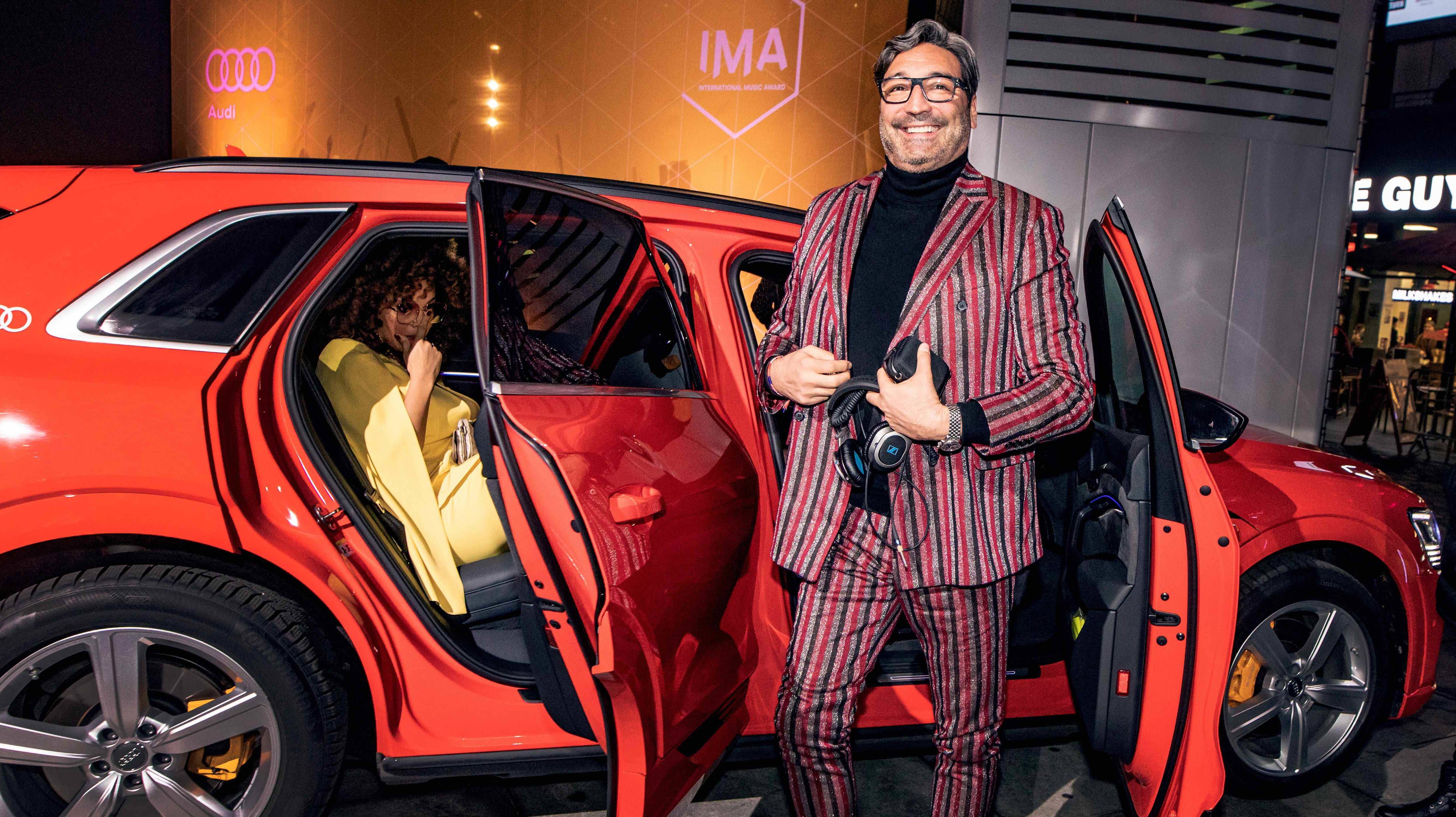 Mousse T. kam mit Freundin Khadra Sufi und hatte nicht von ungefähr Werkzeug dabei, seine Kopfhörer: Der Musikproduzent legte bei der After-Show-Party auf.