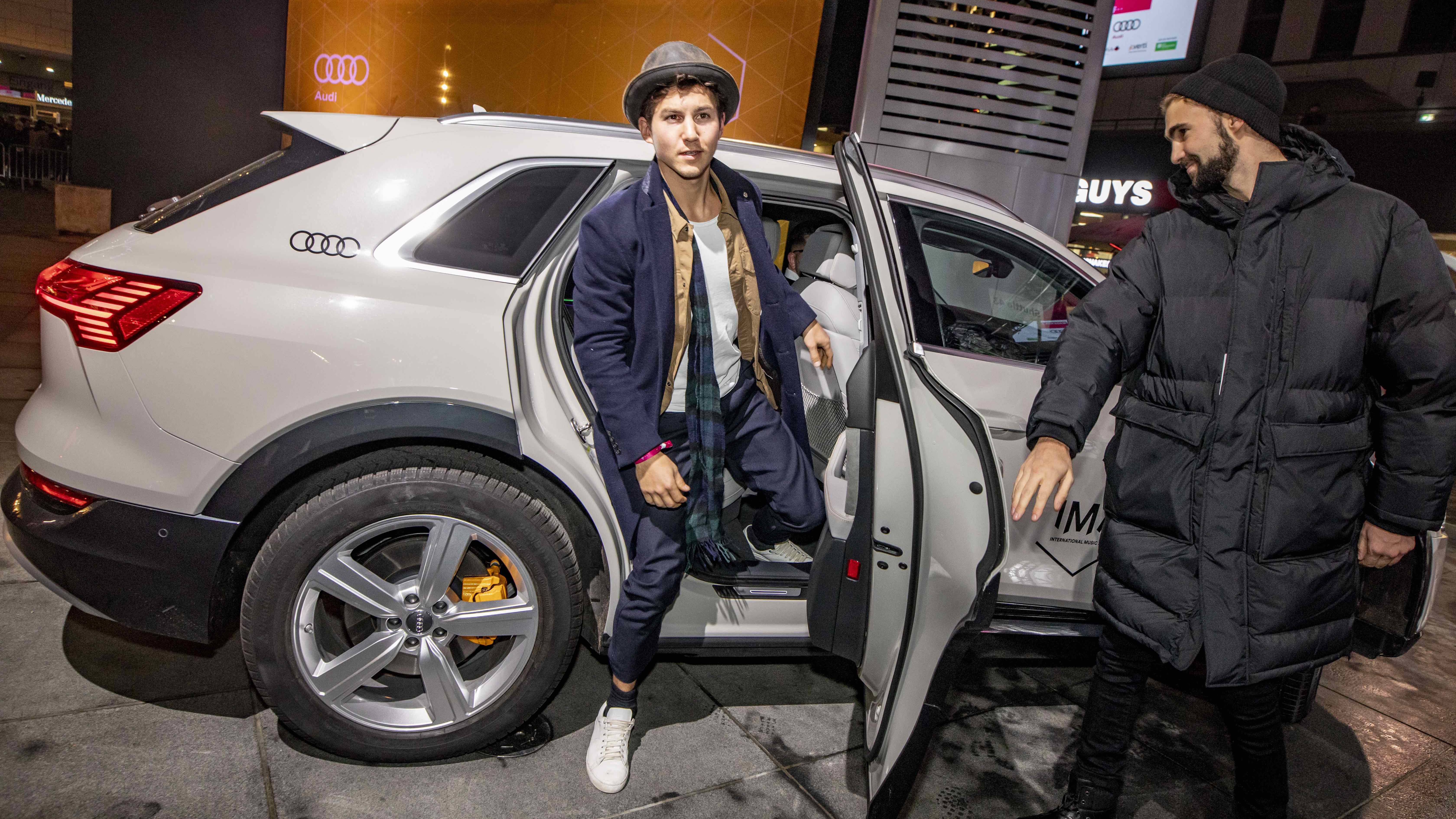 Schauspieler Tim Oliver Schultz ("Club der roten Bänder") kann Bass spielen und singen – hat er für die Hauptrolle in "Systemfehler - Wenn Inge tanzt" gelernt.