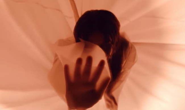 Balbina im Video zu „Sonne“, einem Cover des gleichnamigen Rammstein-Songs