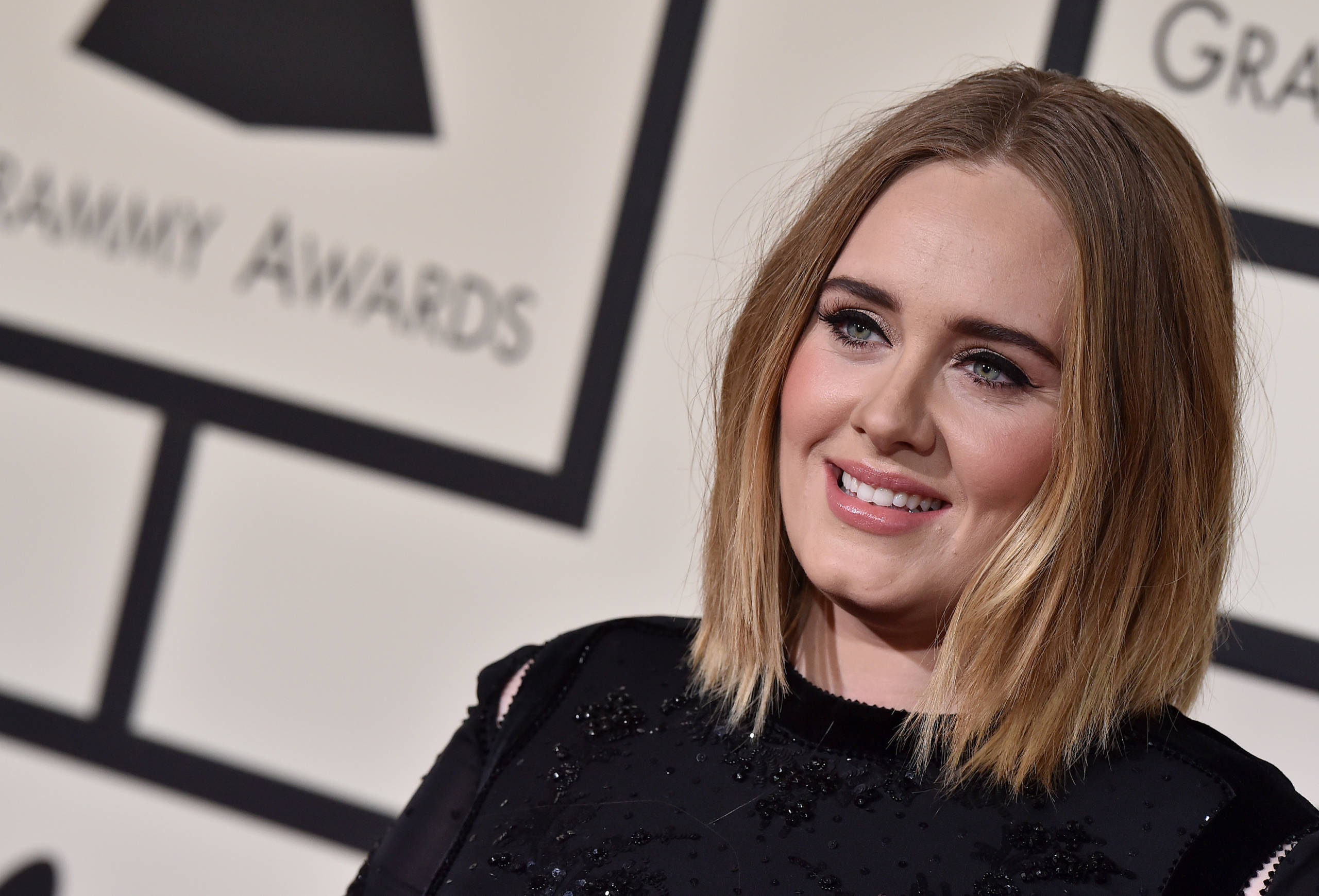 Adele bei der Emmy-Preisverleihung 2016. Auf aktuellen Fotos hat die Ausnahme-Sängerin deutlich an Gewicht verloren.