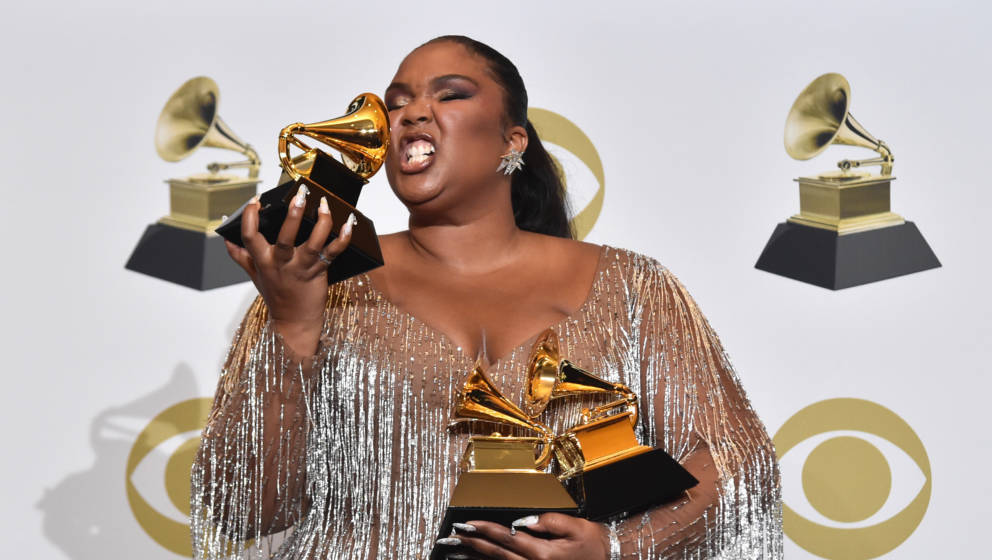 Lizzo herzt ihre gewonnenen Grammys