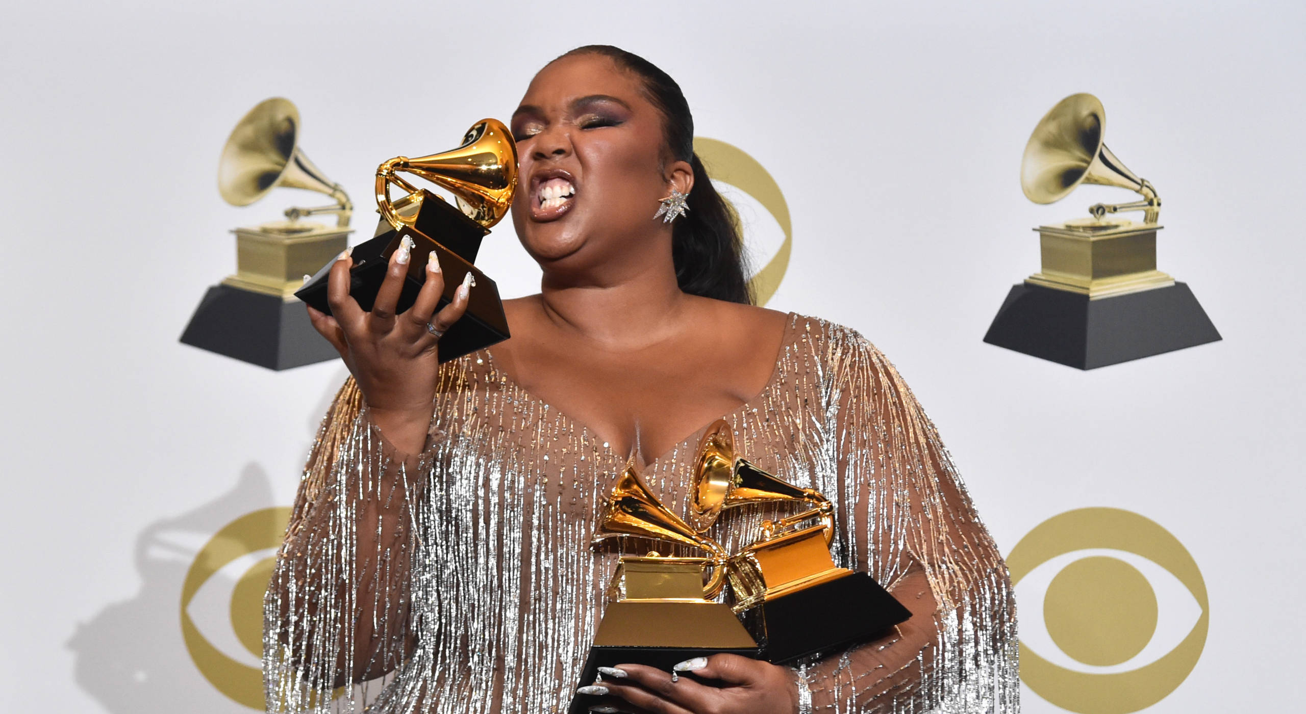 Lizzo herzt ihre gewonnenen Grammys