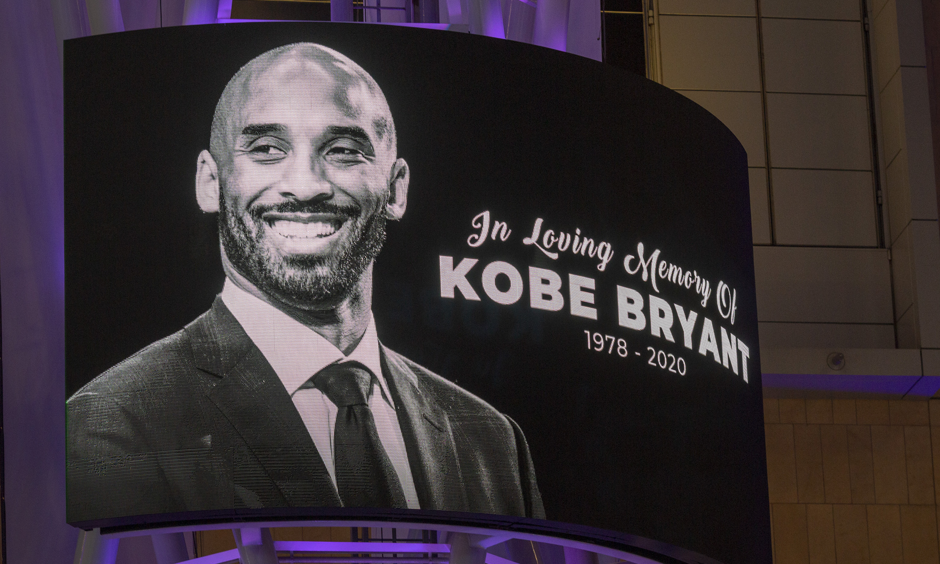 Erinnerung an Kobe Bryant auf einer Videoleinwand vor dem Staples Center