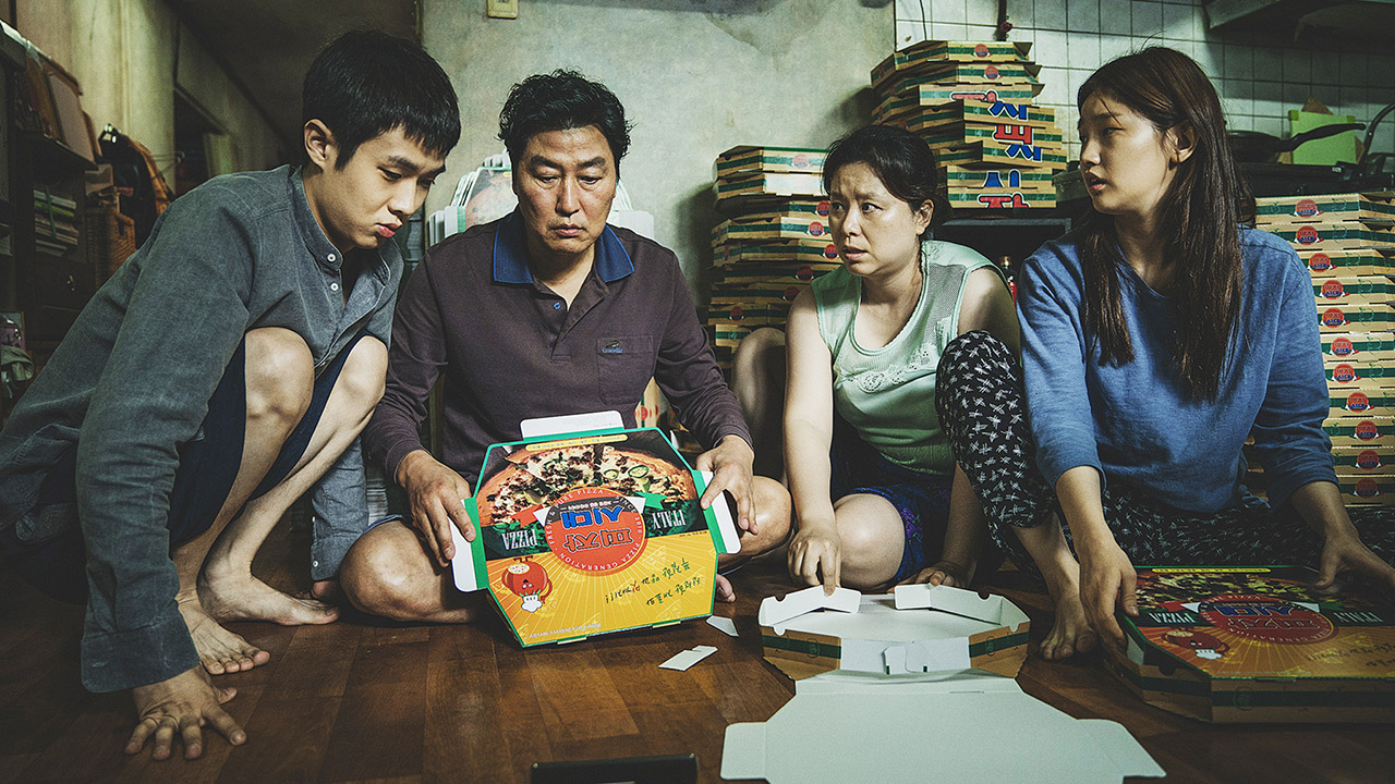 Szene aus „Parasite“: Familie Kim lebt zu viert in einer Kellerwohnung