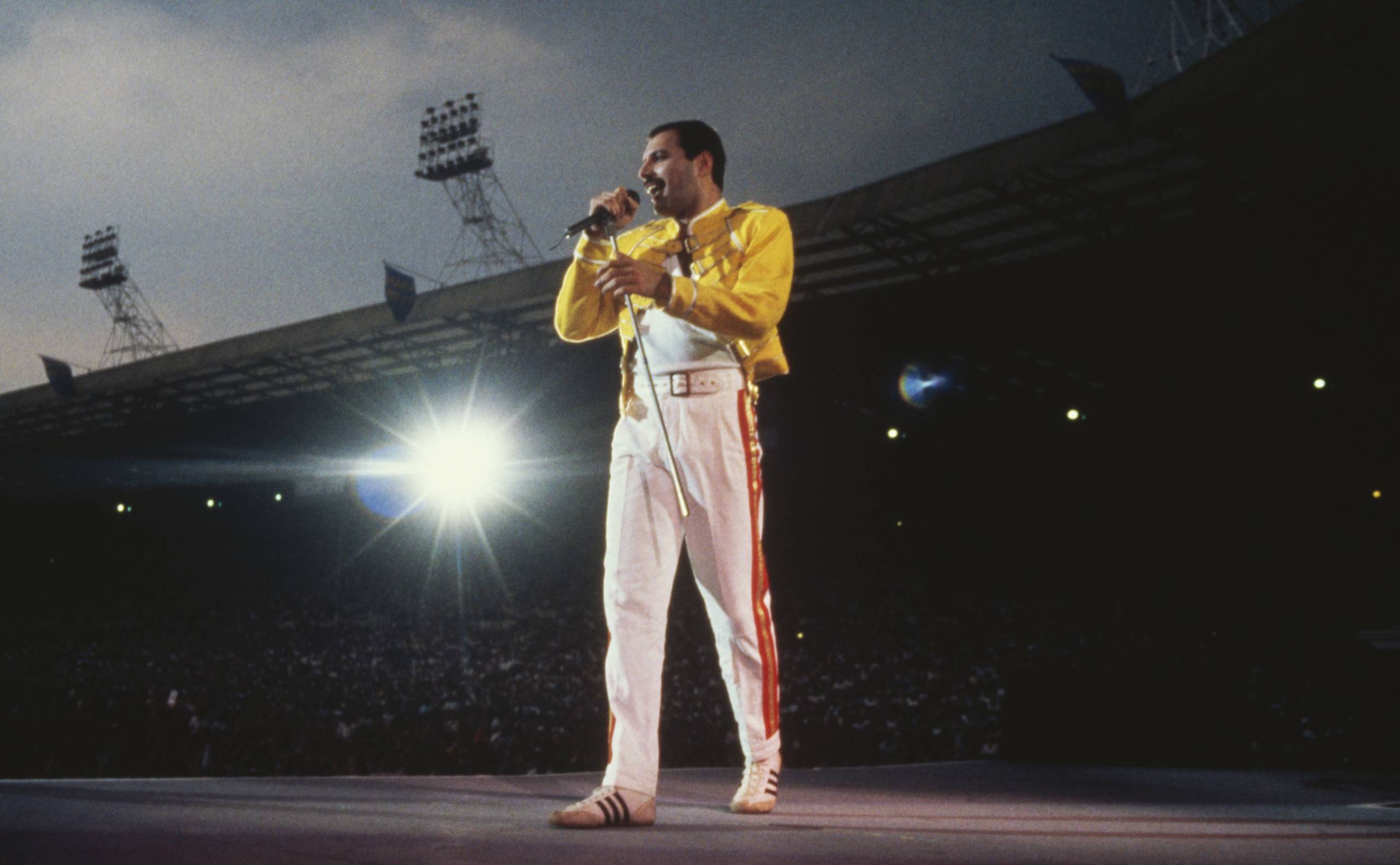 Квин стадион. Фредди Меркьюри Wembley 1986. Queen Уэмбли 1986. Фредди Меркьюри стадион Уэмбли 1986. Фредди Меркьюри на стадионе Уэмбли.