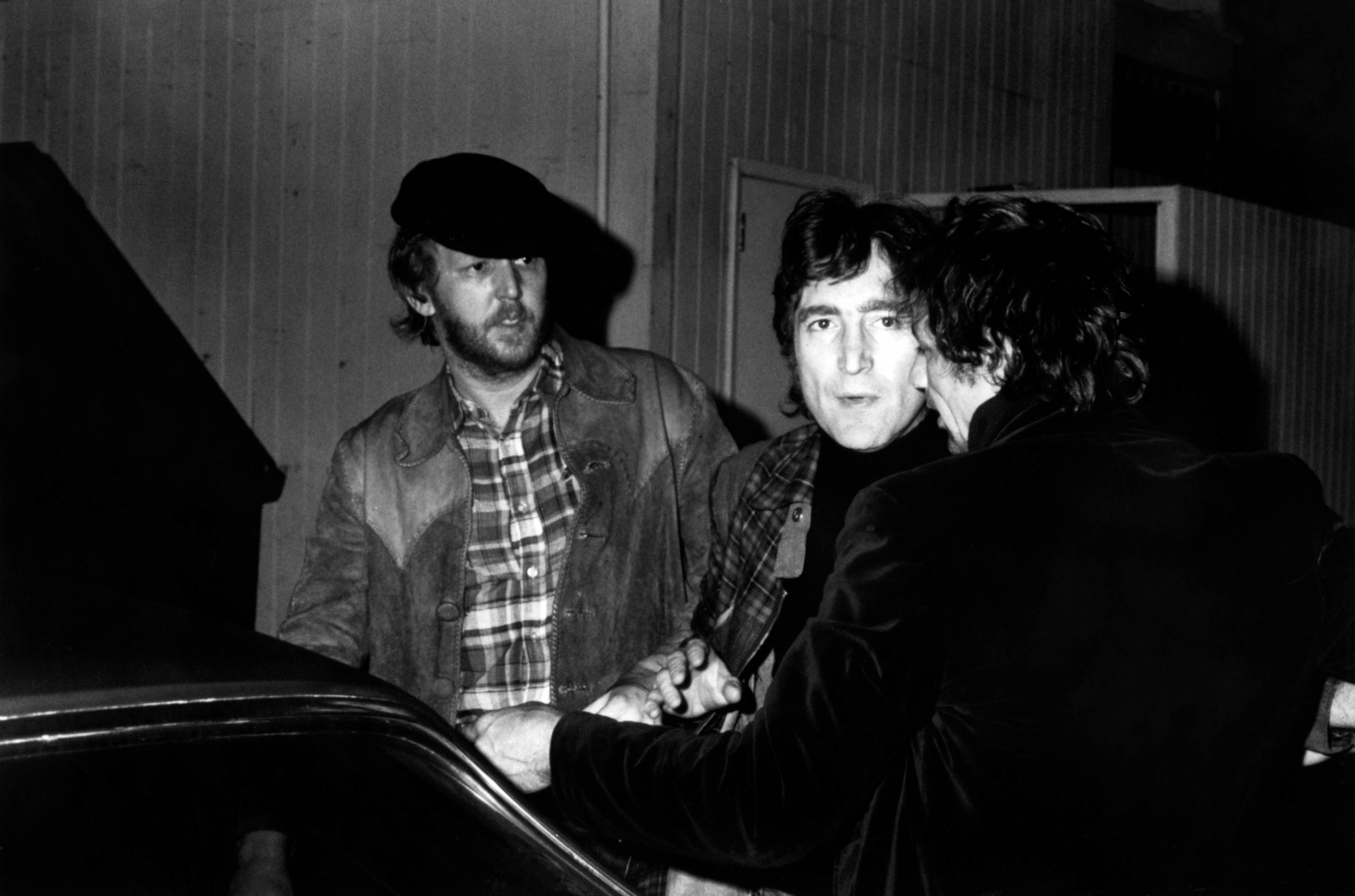 Harry Nilsson und John Lennon werden aus dem Troubadour in Los Angeles geschmissen