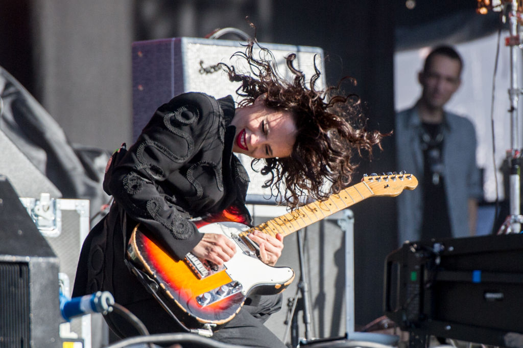 Anna Calvi ist bekannt für ihre leidenschaftlichen Live-Performances.