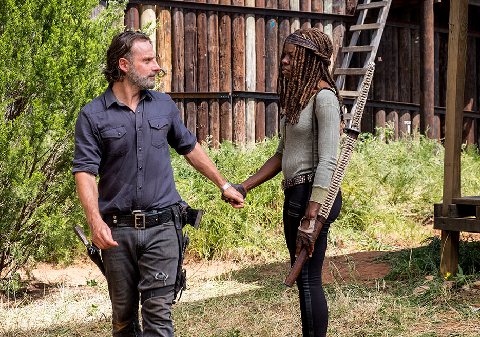 Rick (A. Lincoln) links und Michonne (D. Gurira) rechts in Episode 812