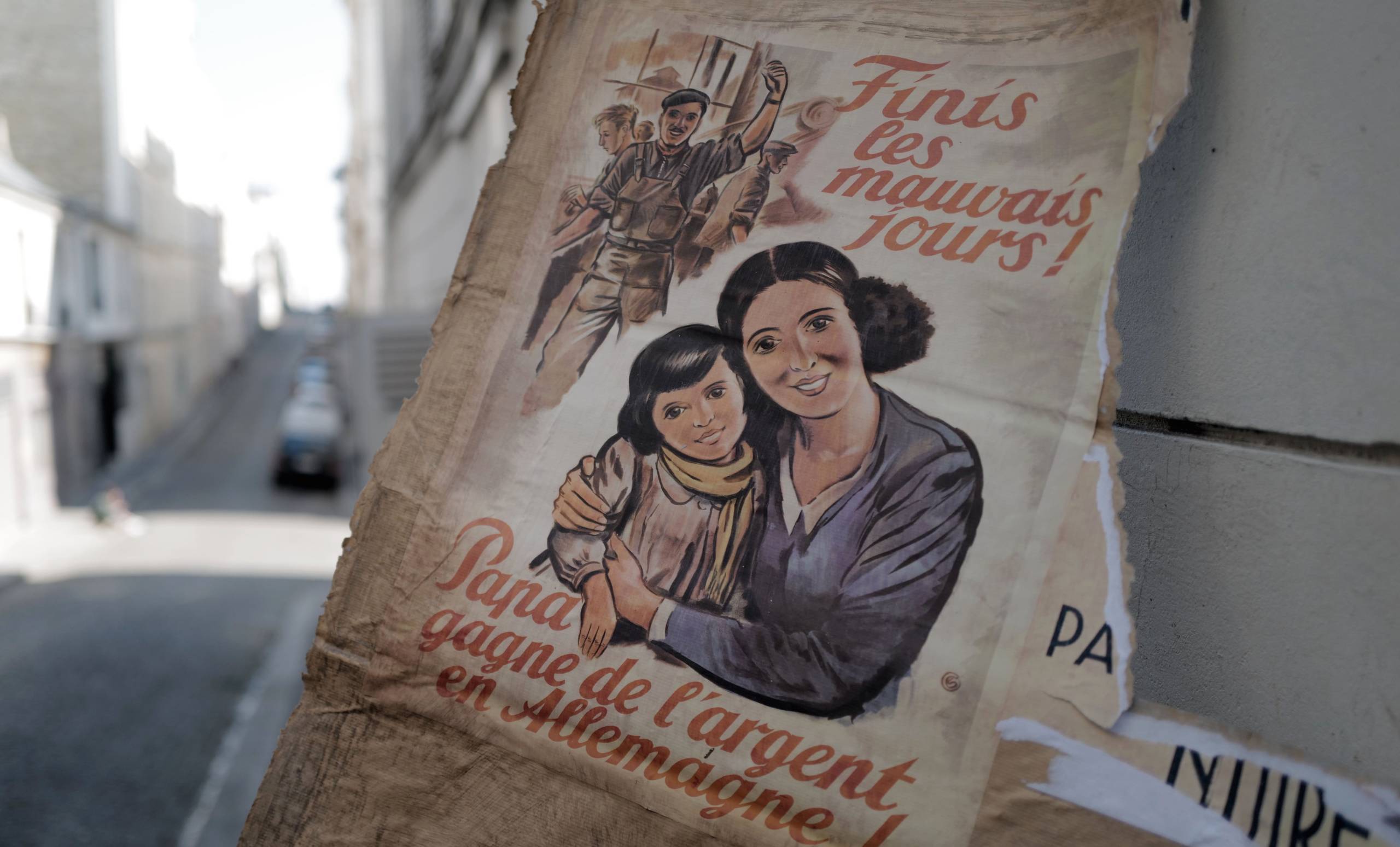 Propaganda-Plakat am Set von 'Adieu Monsieur Haffmann'