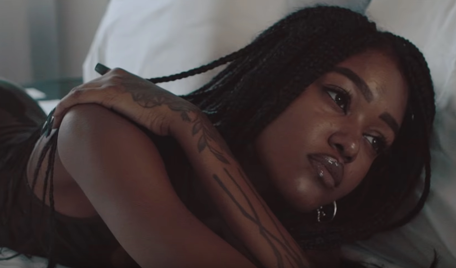 Chynna im Musikvideo zu „mood“