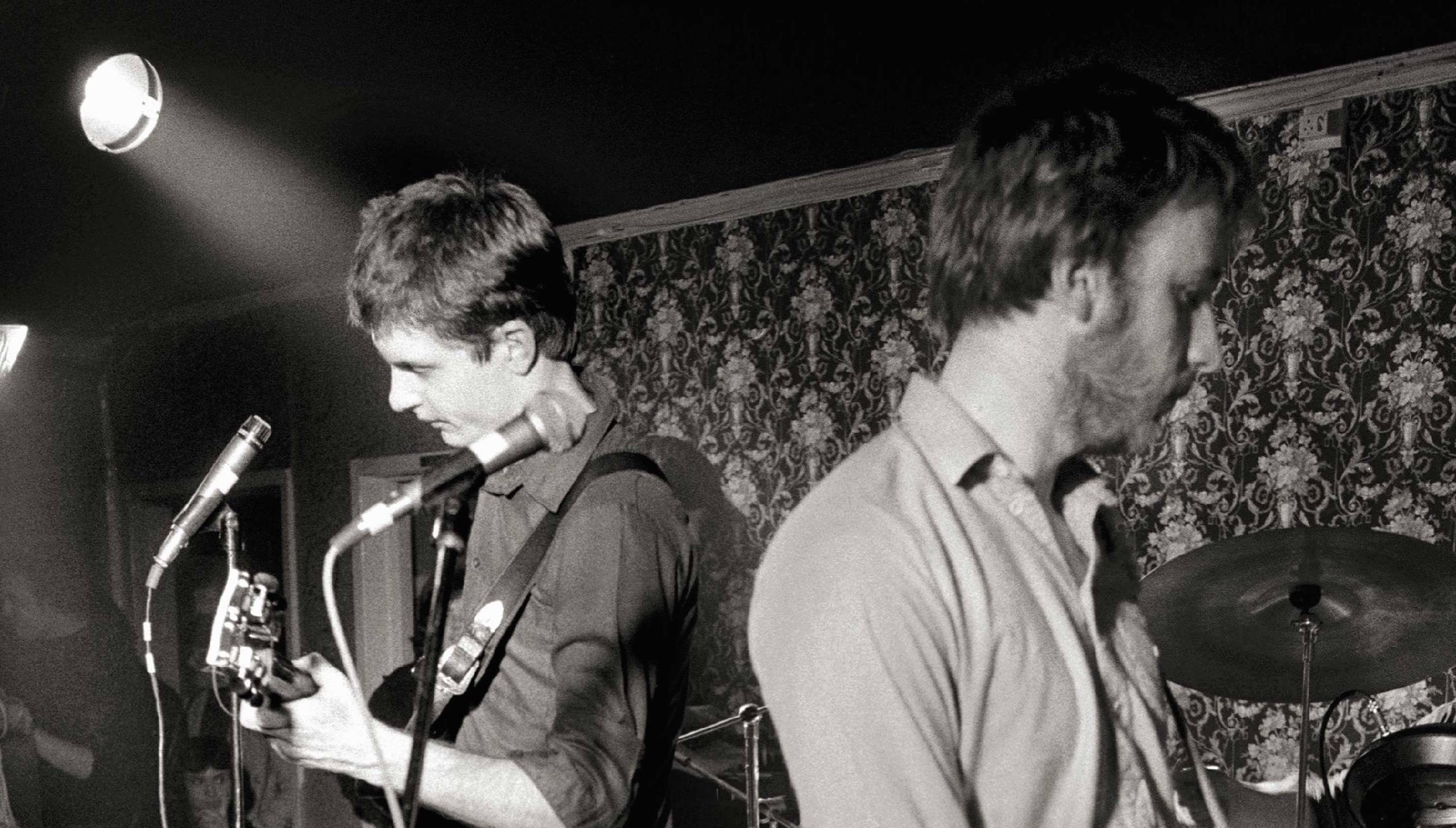 Ian Curtis und Peter Hook bei einem Konzert von Joy Division