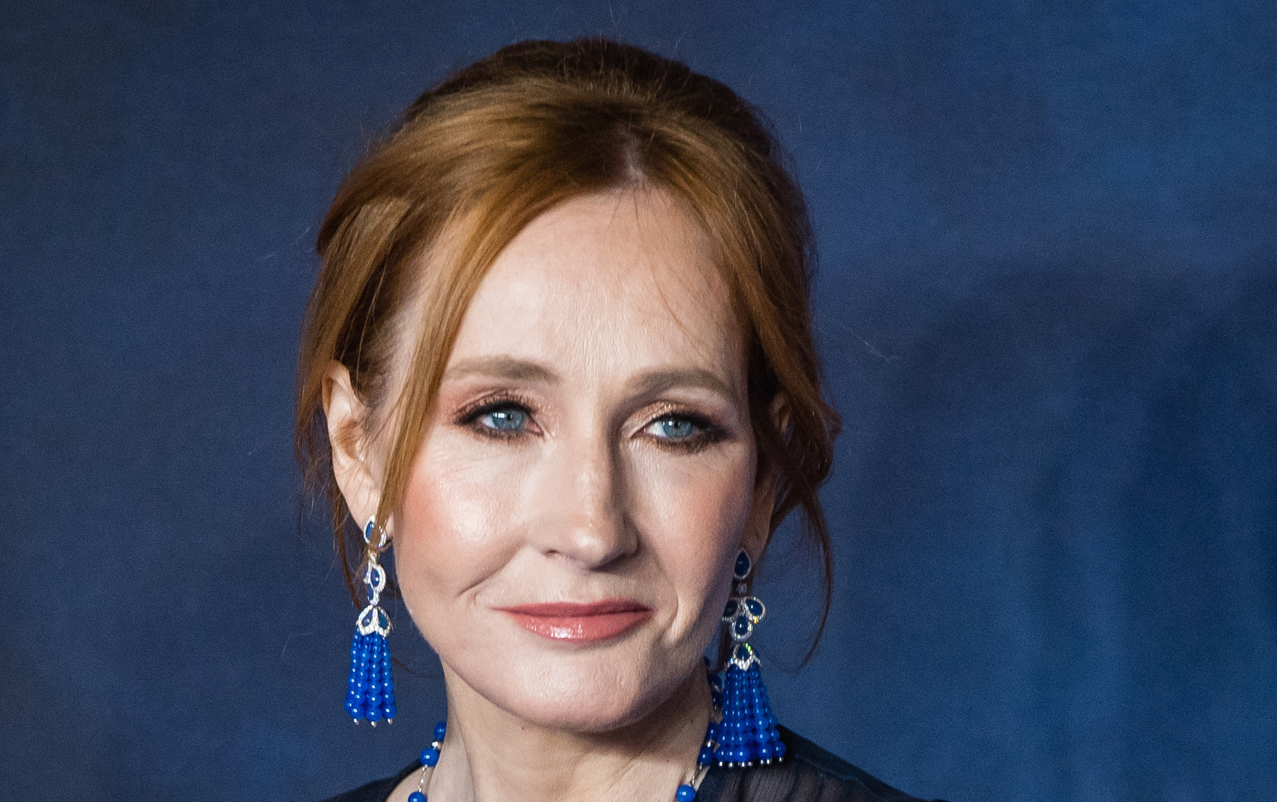 J K Rowling Bekennt Sexuellen Missbrauch Und Erklart Transgender Kritik