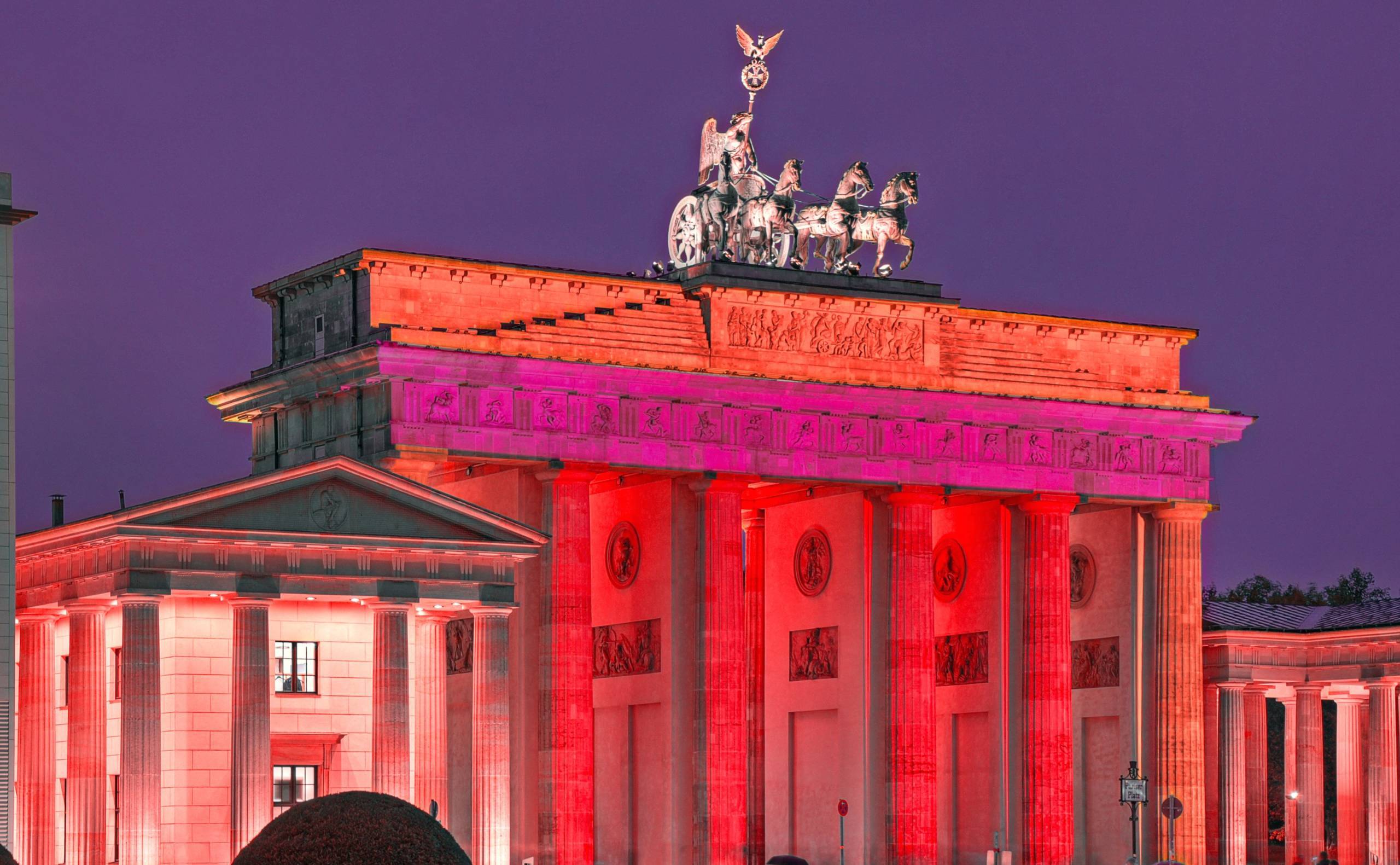 Das rot angestrahlte Brandenburger Tor in Berlin