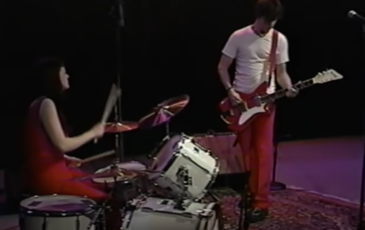 Jack und Meg White im Fernsehstudio, kurz vor Veröffentlichung von „De Stijl“