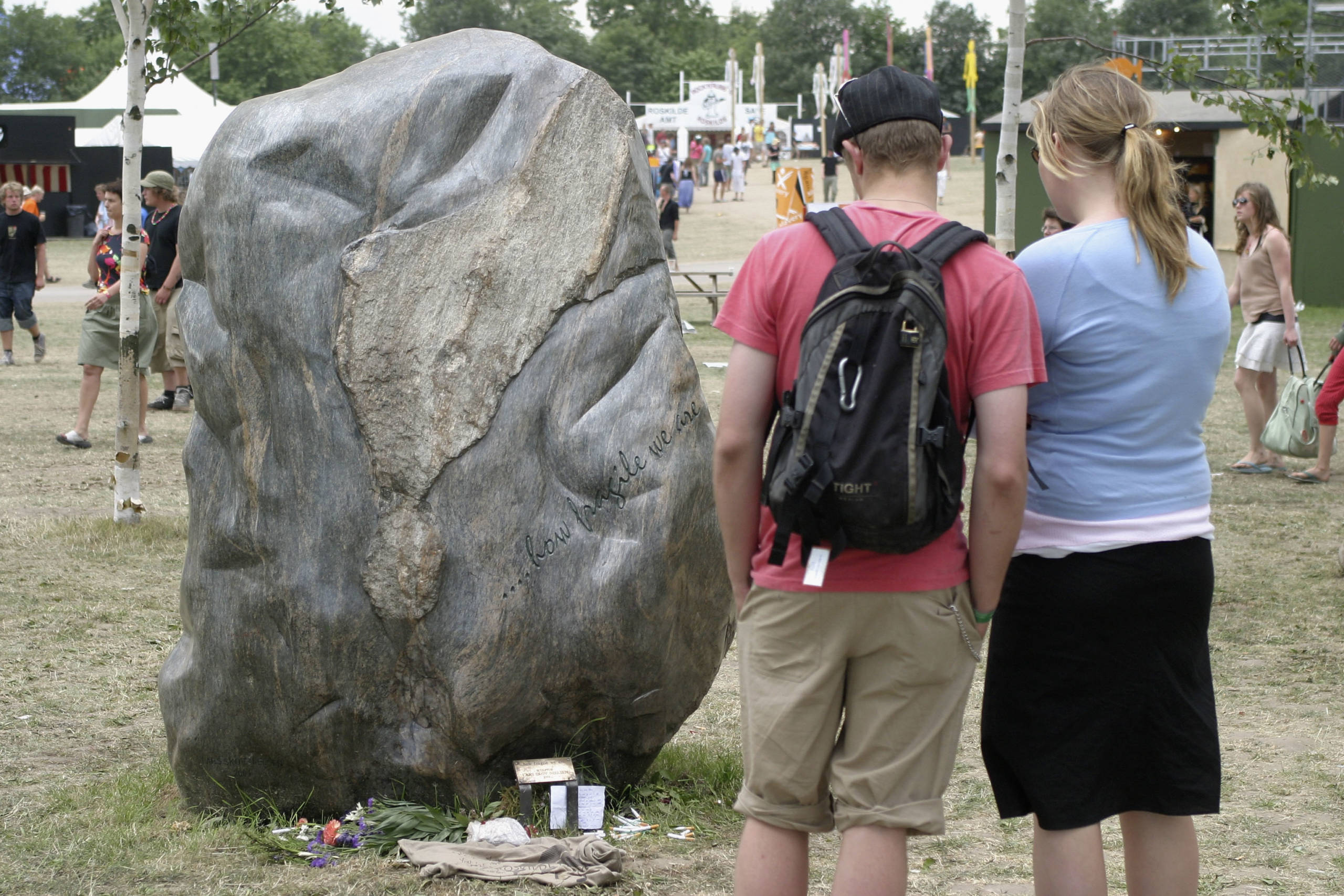 2005: 5 Jahre nach dem Vorfall gedenkt ein Stein mit der Inschrift  "...how fragile we are..." auf dem Roskilde-Gelände a...
