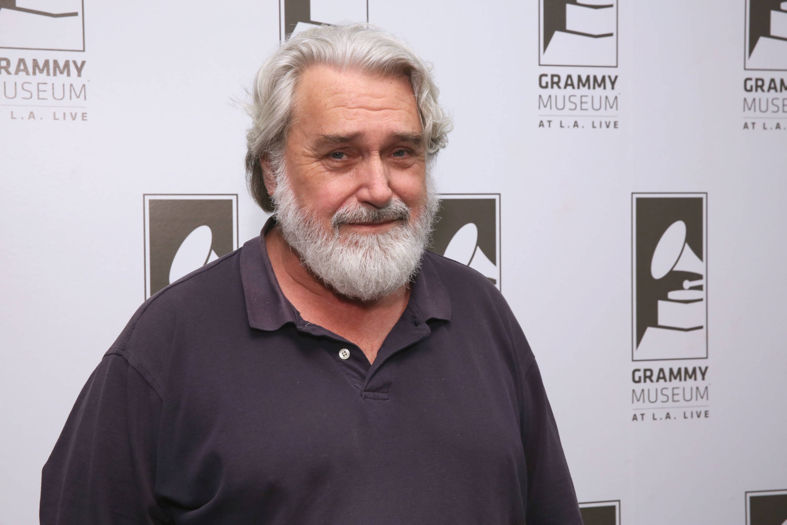 Emitt Rhodes, hier im GRAMMY Museum im Jahr 2016, ist tot.