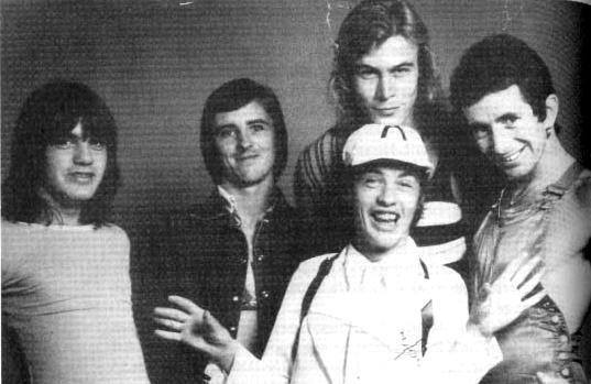 Malcolm Young, Phil Rudd, Paul Matters (oben), Angus Young, Bon Scott.
