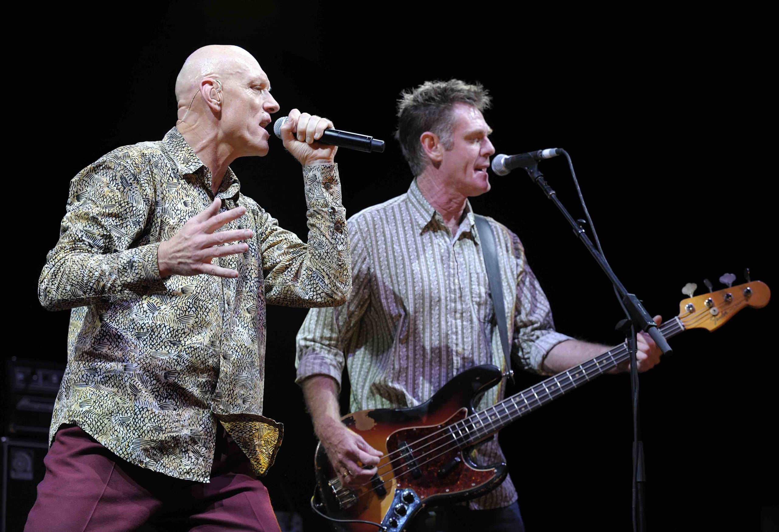 2009: Bones Hillman (re.) mit Sänger Peter Garrett