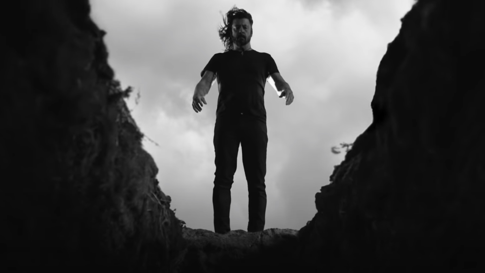 Dave Grohl im dunklen Albtraum-Video zu „Shame Shame“ von den Foo Fighters